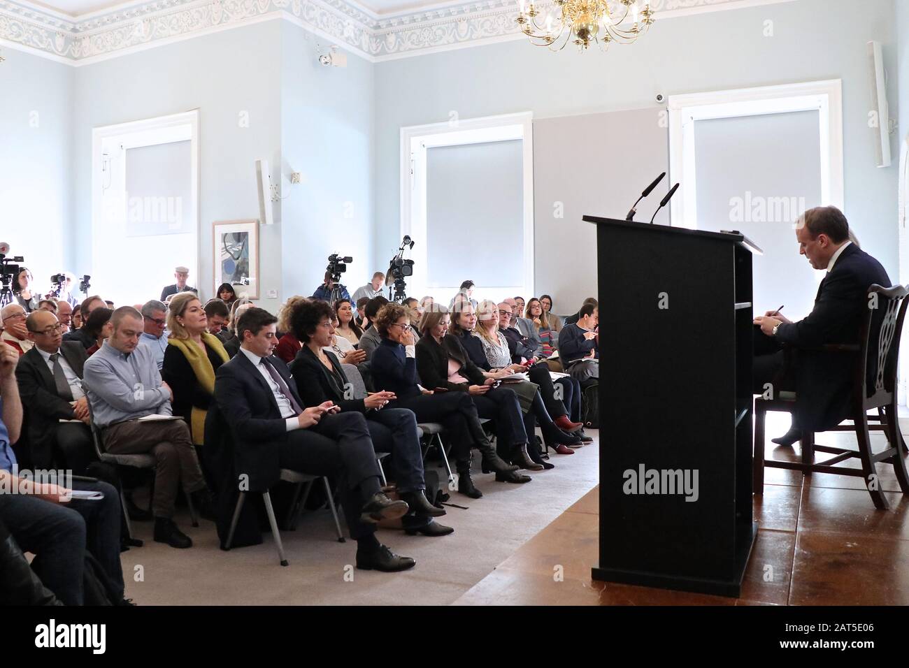 Dominic Raab a assisté à un briefing exclusif avec les membres de l'APF et a fait quelques remarques d'ouverture au dossier ainsi que de répondre aux questions du dossier . Après la rencontre avec l'association de presse étrangère au Royaume-Uni , il est allé rencontrer le secrétaire d'État américain Mike Pompeo ... Banque D'Images