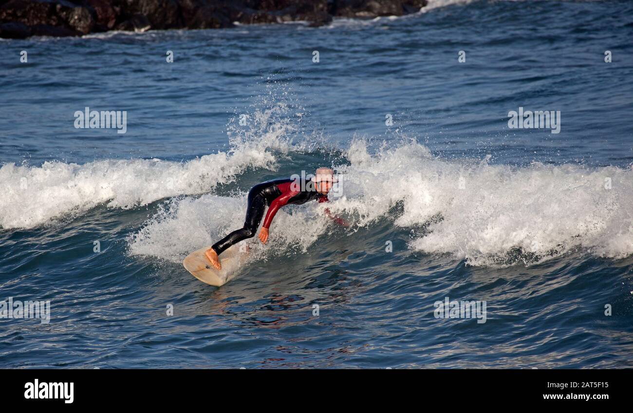 Îles Canaries, Puerto De La Cruz, Tenerife Nord. 30 janvier 2020. Les surfeurs et les bodyboarders apprécient le super surf avec 26 degrés centigrade et le soleil brumeux Martianez Playa. Banque D'Images