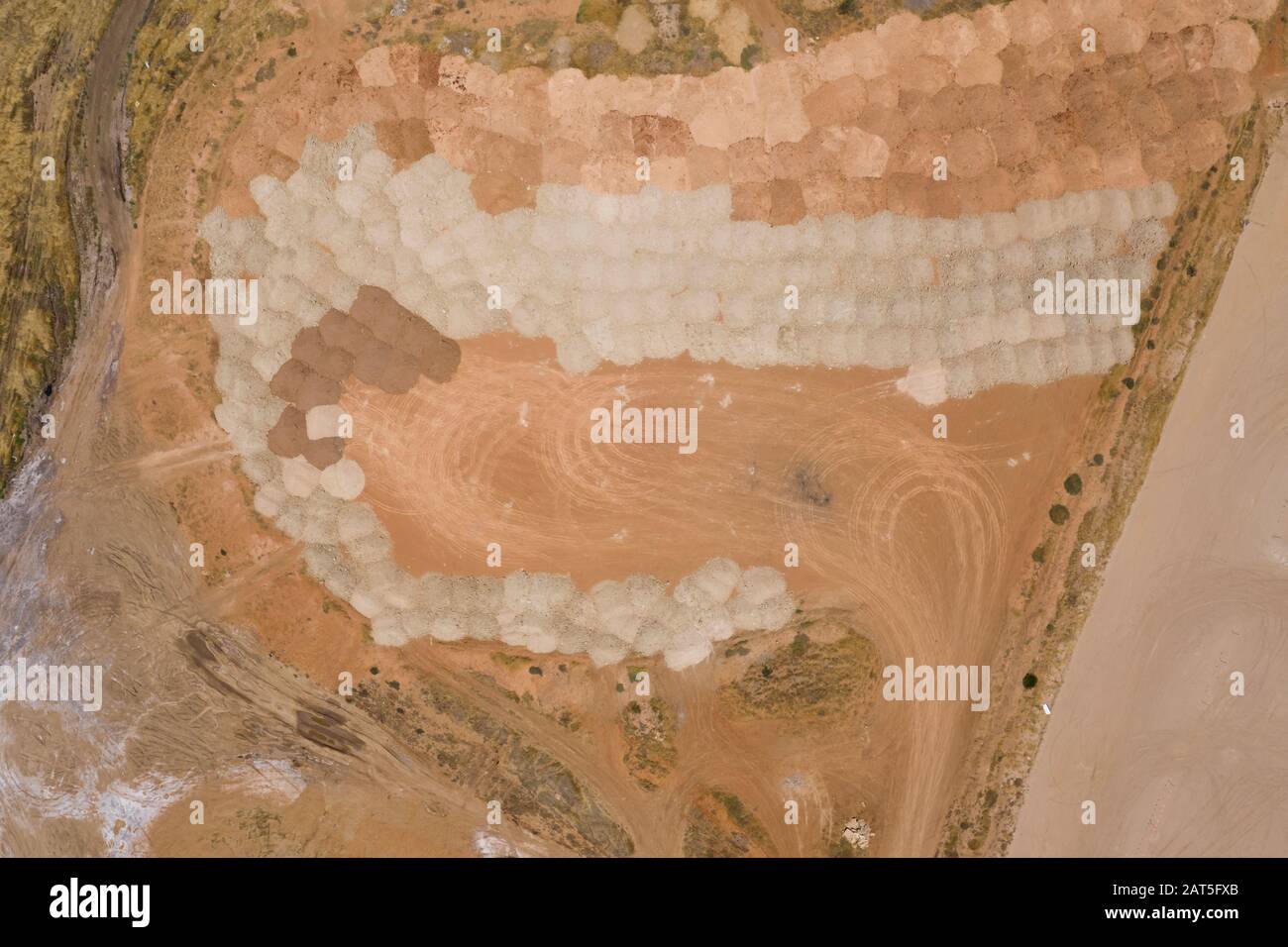 Vue aérienne des motifs de sable sur la surface de la terre Banque D'Images