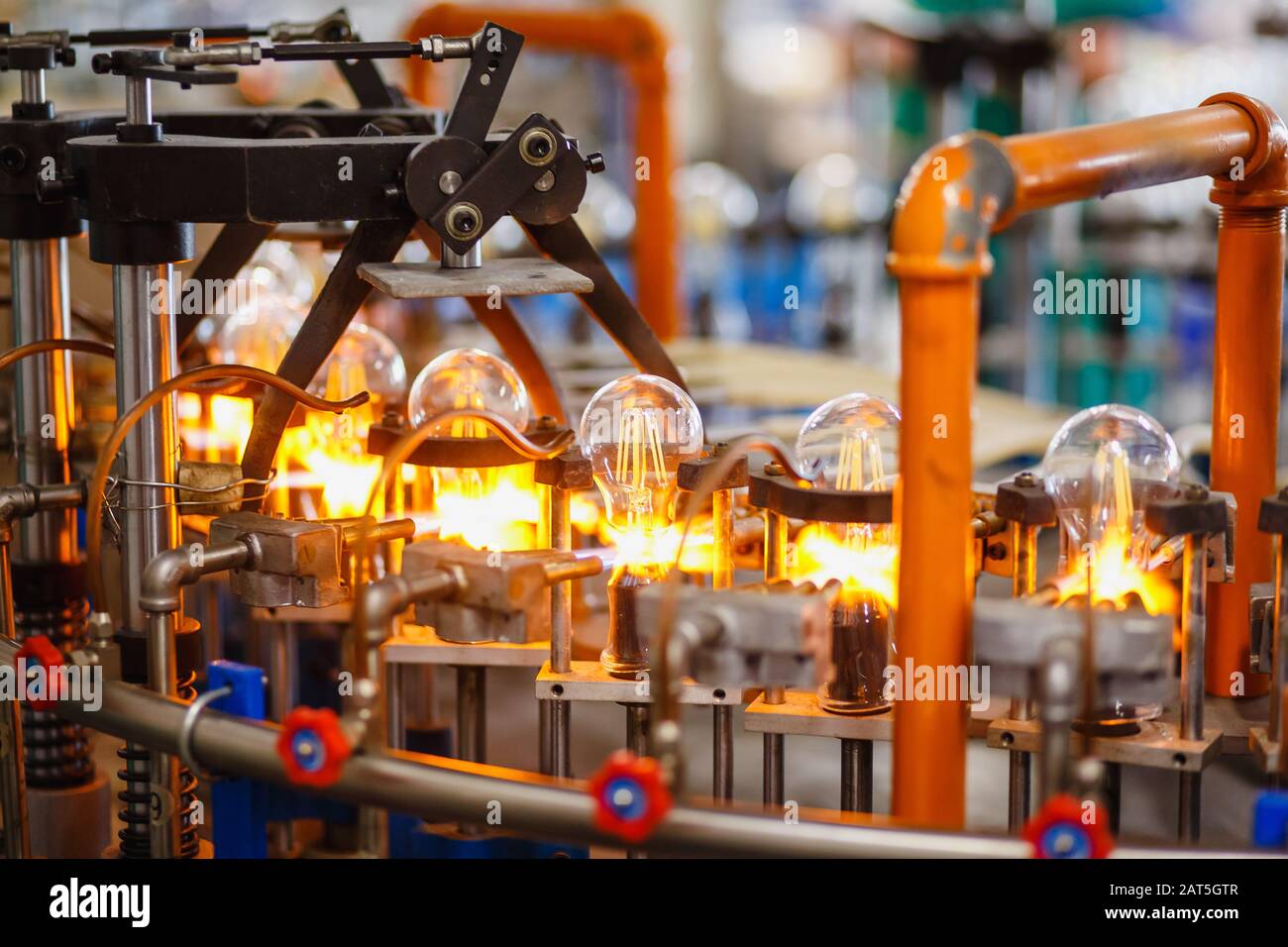 Convoyeur brûleur à gaz pour l'assemblage et la fabrication de lampes en verre électrique, station d'élément lumineux de soudage Banque D'Images