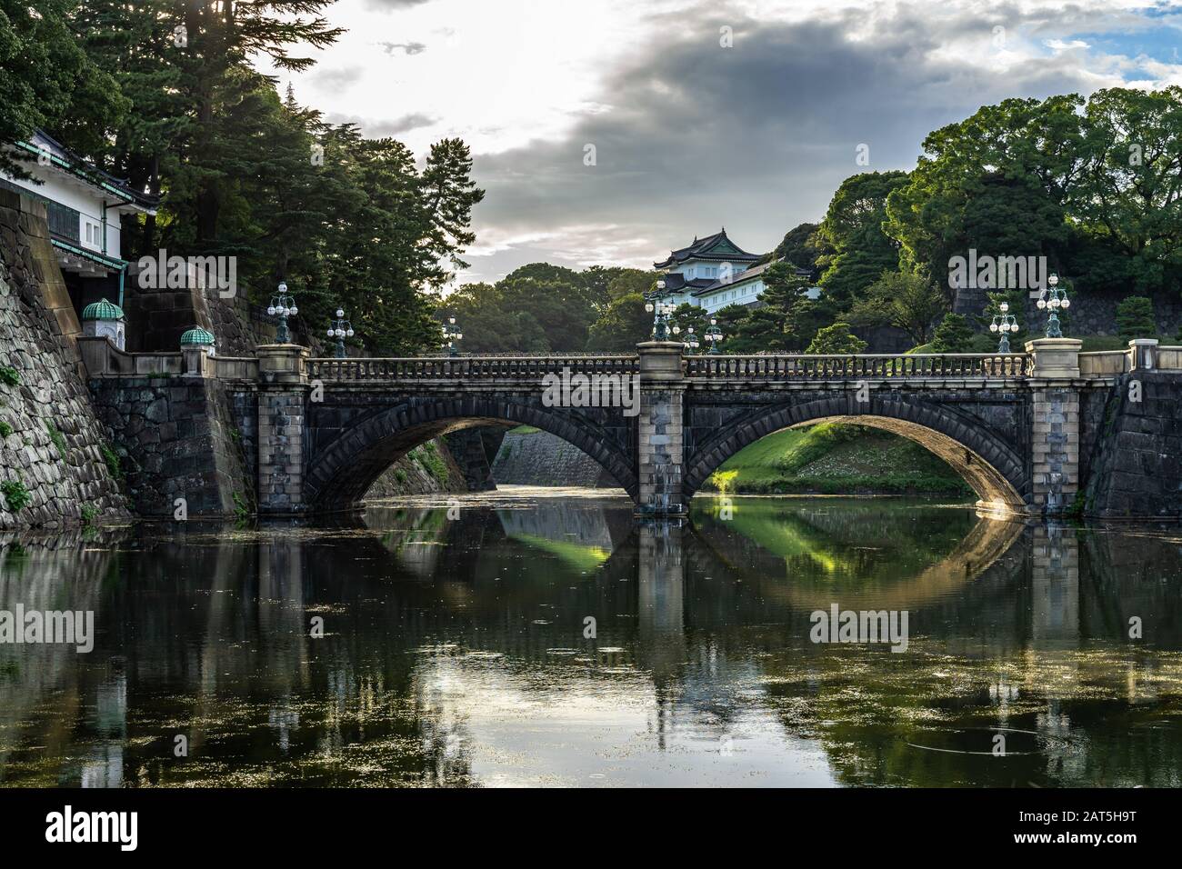 Pont de Nijubashi si le palais impérial de Tokyo se reflète dans l'eau au coucher du soleil, Japon Banque D'Images