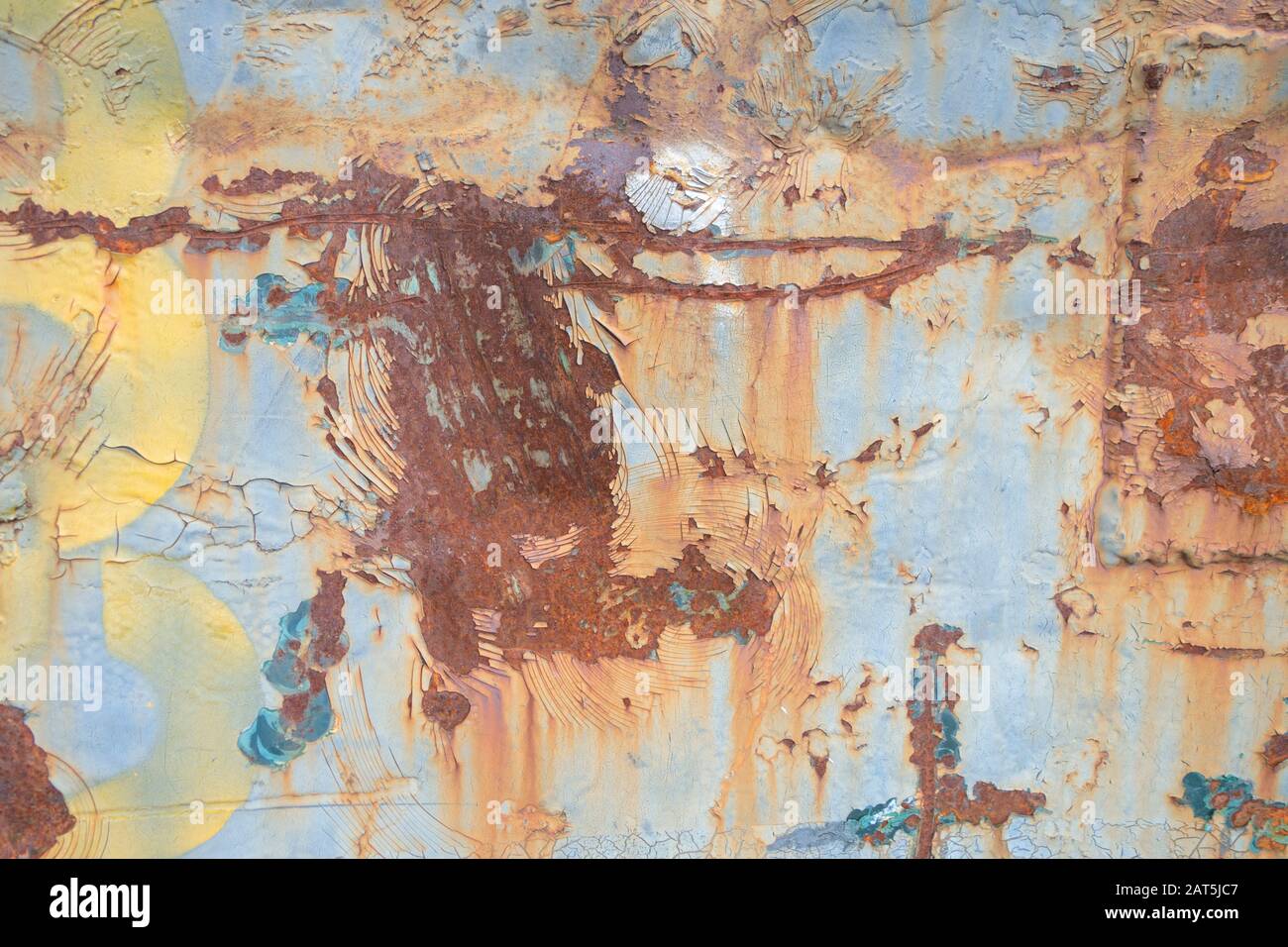 surface en fer peinte avec écaillage et écaillage et rouille Banque D'Images
