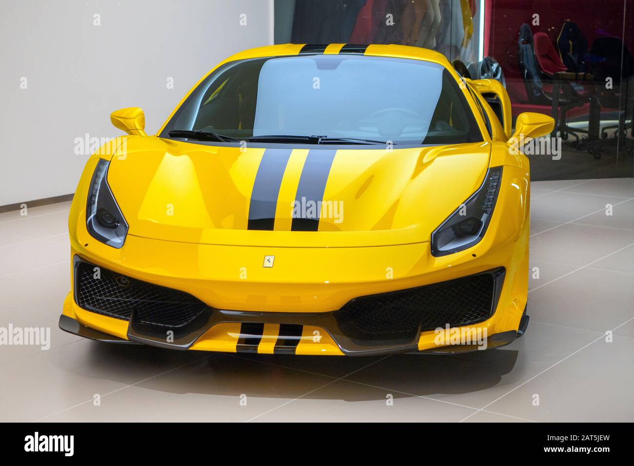 New York, États-Unis, 29/11/19 jaune noir Ferrari 488 Pista véhicule de sport de luxe au salon des concessionnaires Banque D'Images