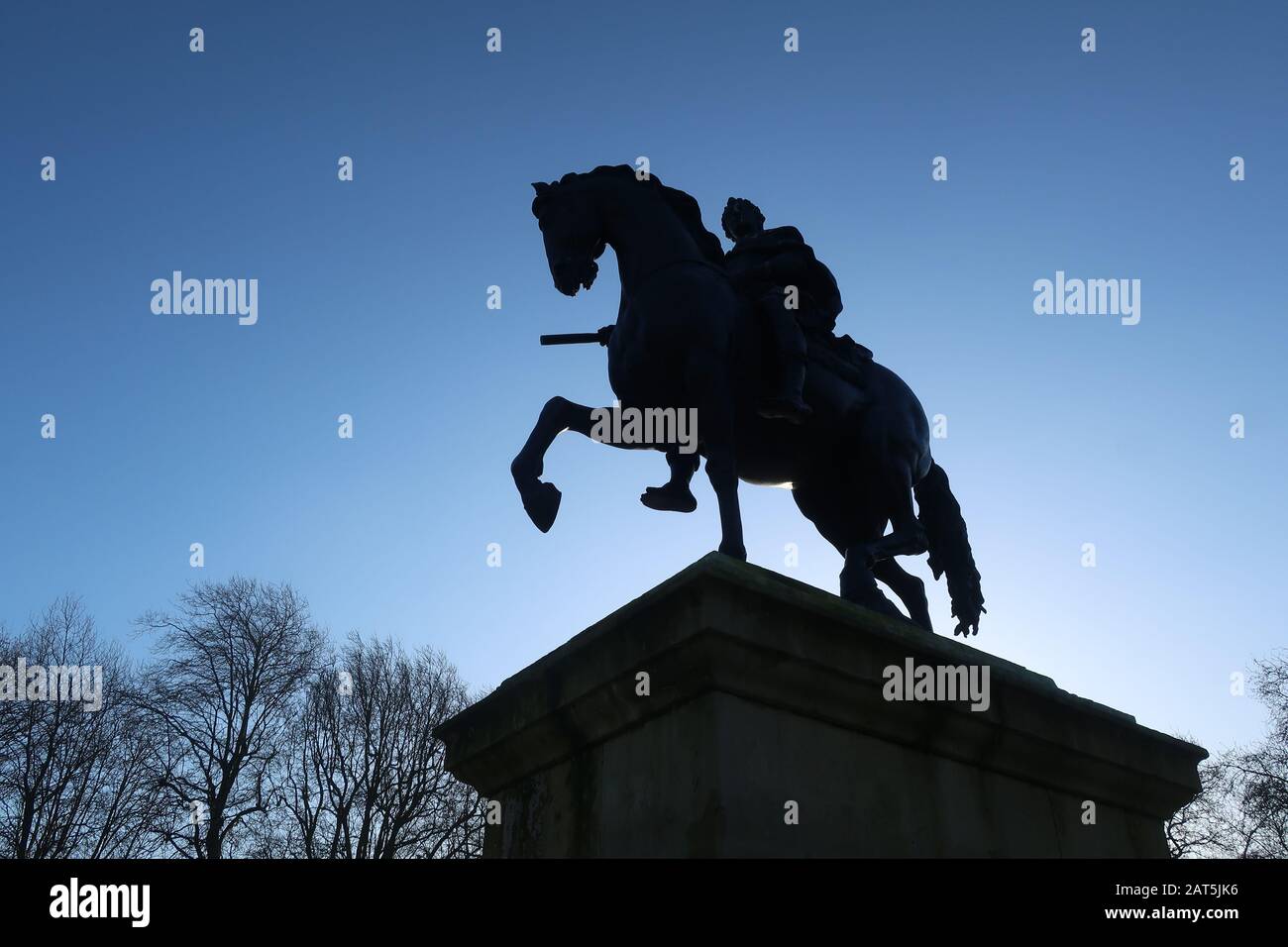 Bristol, Royaume-Uni - 29 janvier 2020: Queens Square le matin ensoleillé de l'hiver. Silhouette de la statue équestre du roi William III Banque D'Images
