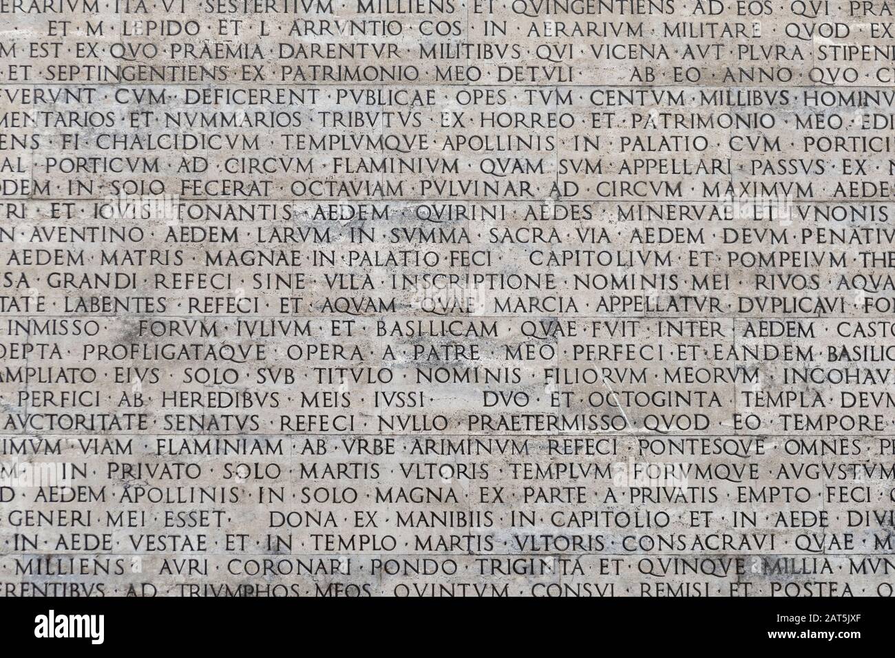 La texture des mots latins gravés sur une plaque de marbre Banque D'Images