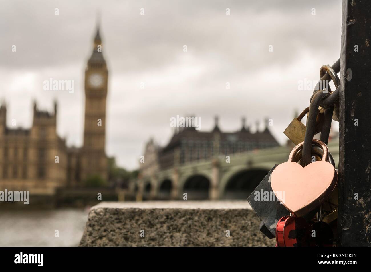 Cadenas d'amour en forme de coeur à Londres. Selective focus Banque D'Images
