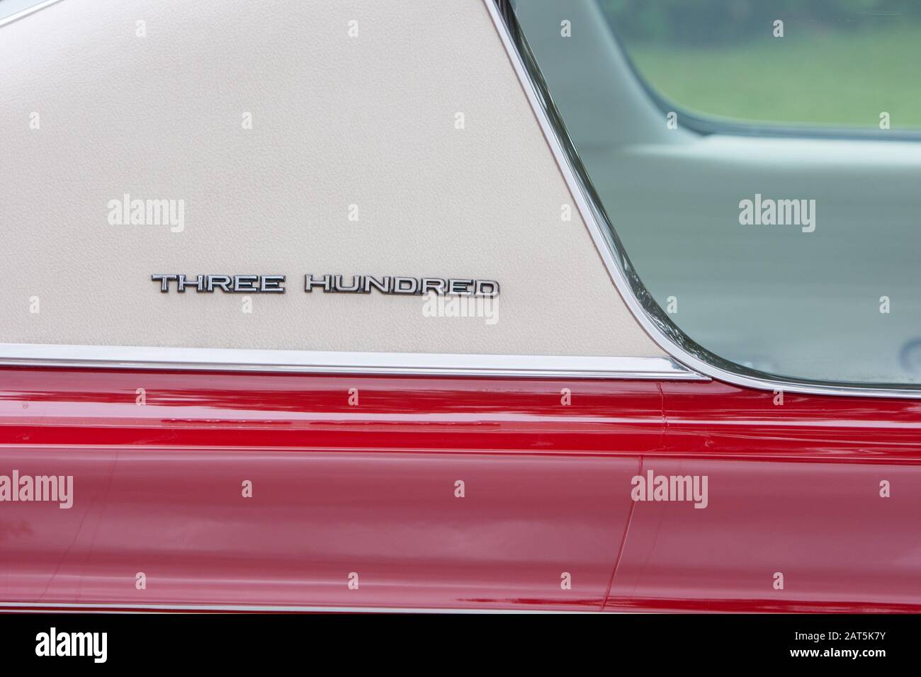 Gros plan sur le côté d'un Chrysler 300 rouge vintage des années 60 Banque D'Images