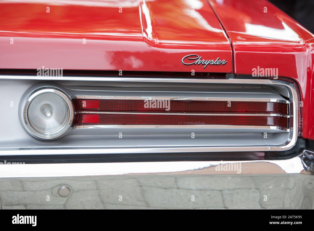 Gros plan de l'arrière d'un Chrysler 300 rouge vintage des années 60 montrant les feux arrière Banque D'Images