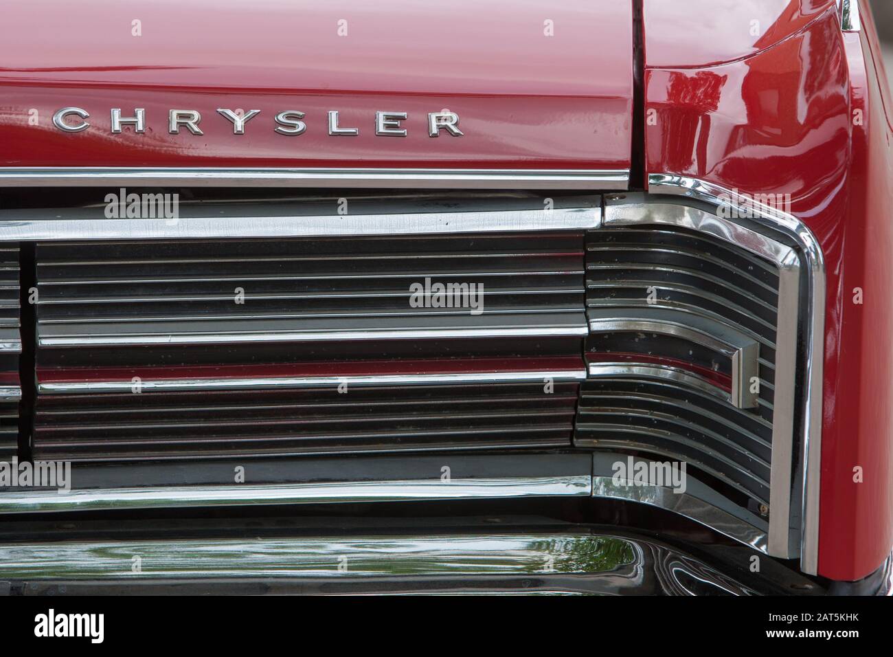 Gros plan sur la calandre avant d'un Chrysler 300 rouge vintage des années 60 Banque D'Images