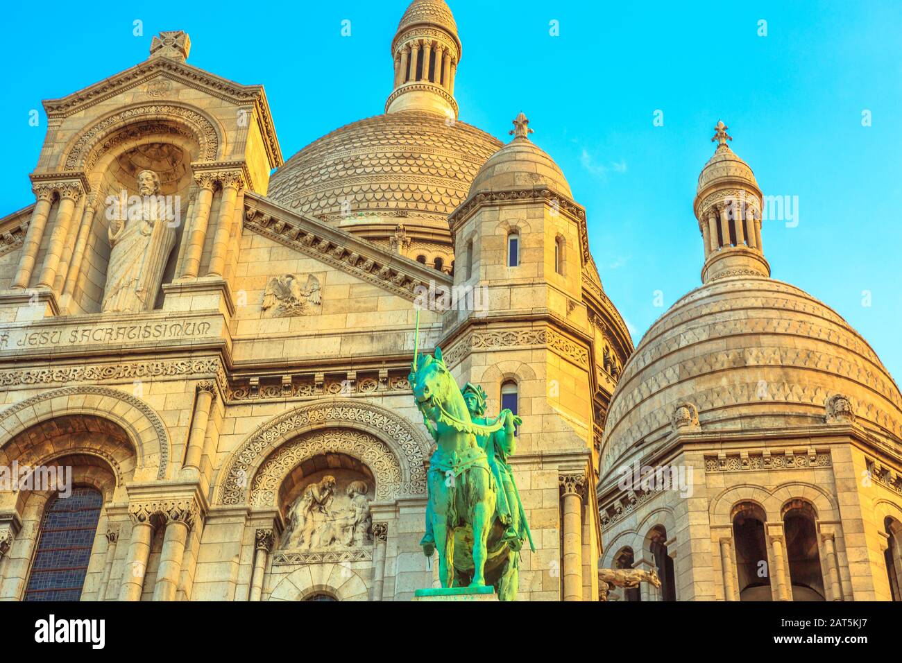 Détail de la façade de l'église du Sacré coeur de Paris en France. Basilique du Sacré-coeur de Montmartre, quartier historique de Paris capitale. Coucher De Soleil Banque D'Images