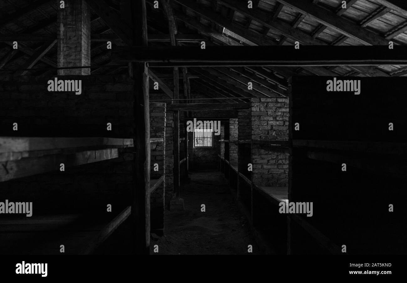 Une photo en noir et blanc de l'intérieur d'une caserne à Auschwitz II - Birkenau. Banque D'Images