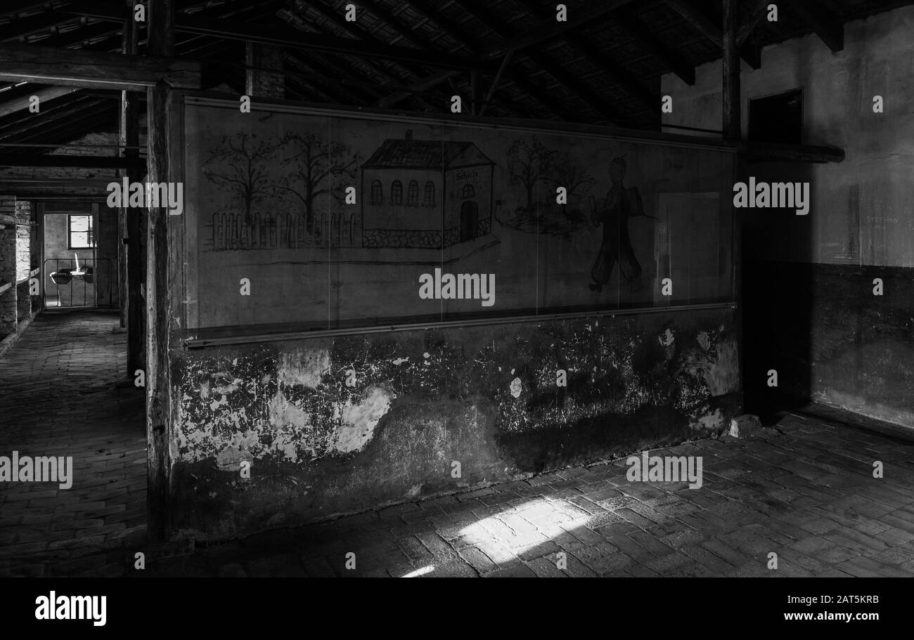 Une photo en noir et blanc d'un dessin à l'intérieur d'une caserne à Auschwitz II - Birkenau. Banque D'Images