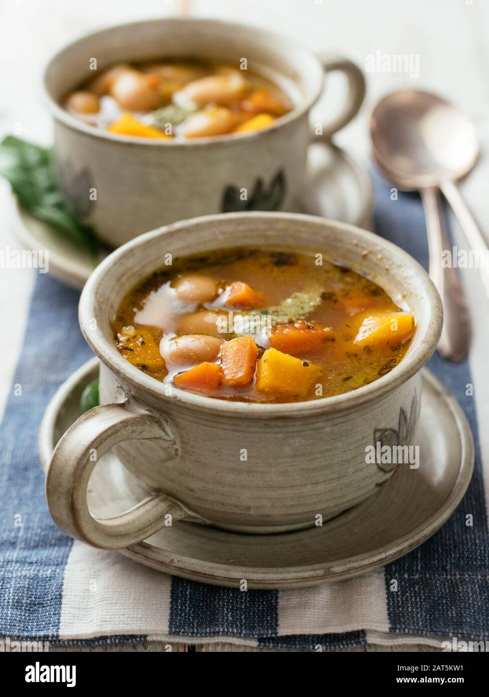 Soupe aux haricots et courges d'hiver faits maison dans une tasse à soupe. Banque D'Images
