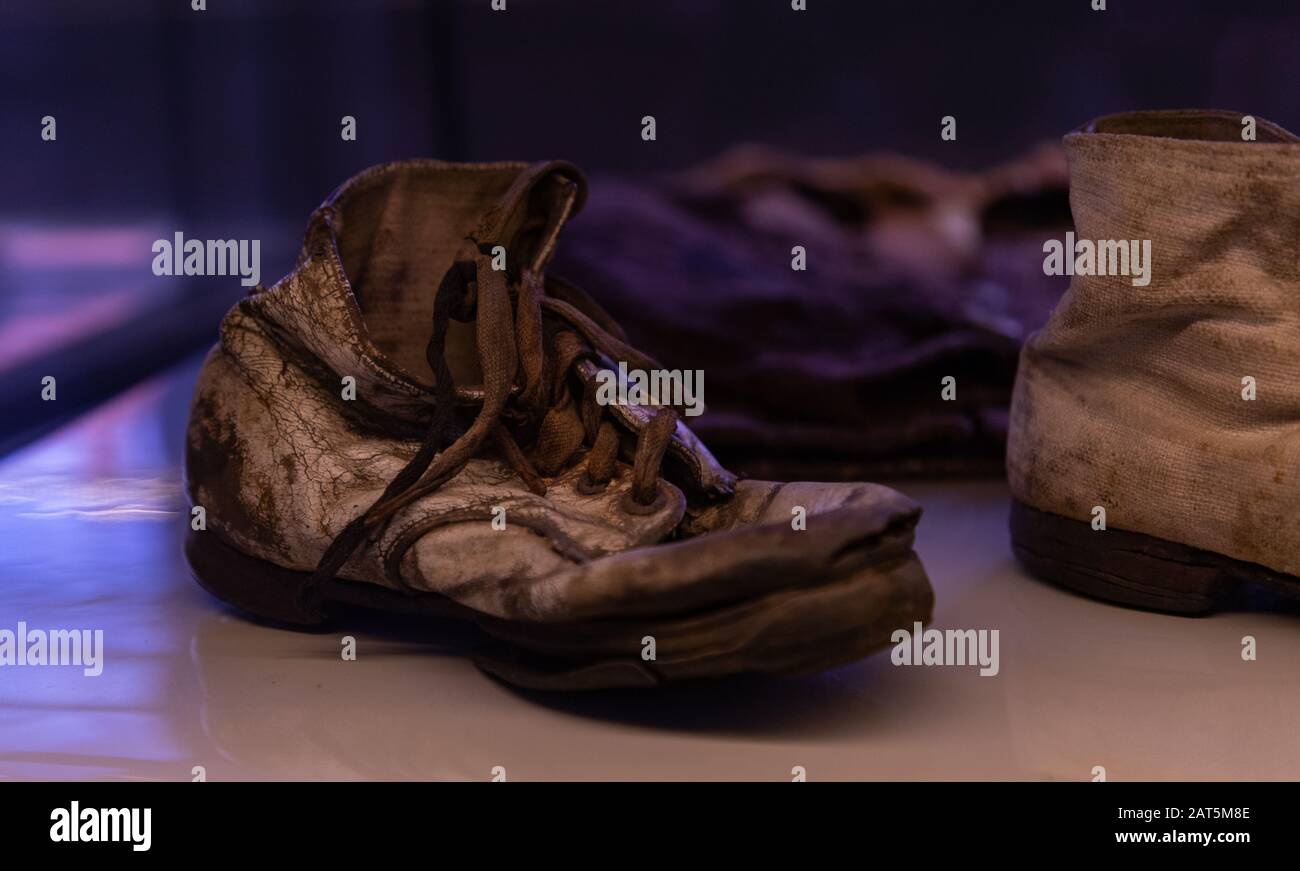 Une photo d'une exposition à l'intérieur du musée Auschwitz i avec une  chaussure d'un prisonnier Photo Stock - Alamy