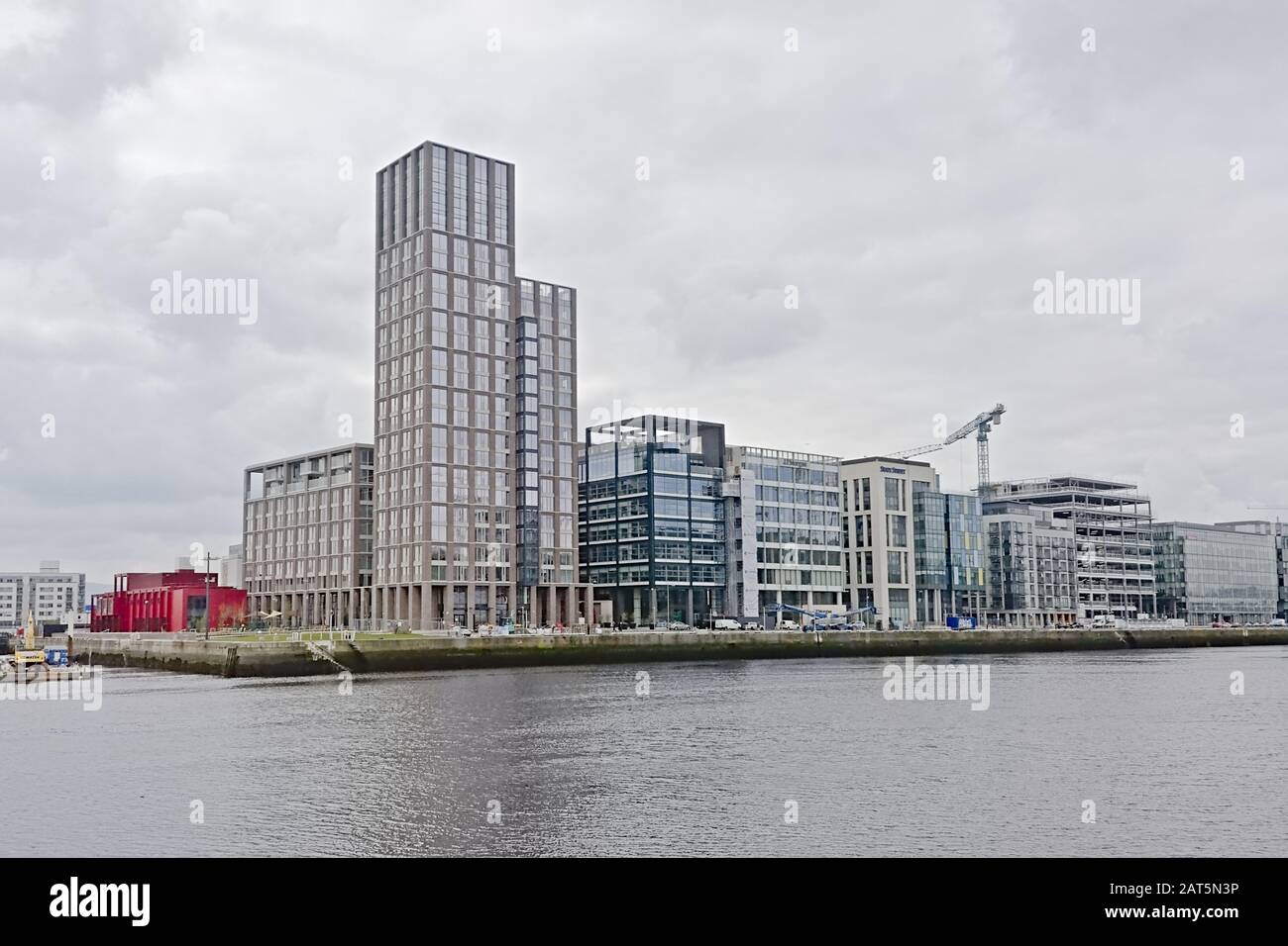 Nouveaux immeubles d'appartements et de bureaux situés le long de la rivière Liffey dans le port de Dublin, en Irlande Banque D'Images