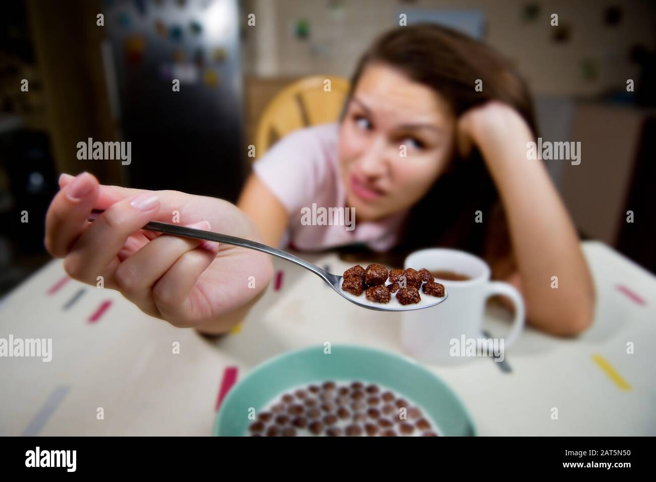 Une jeune femme montre une cuill re avec des boules de chocolat et