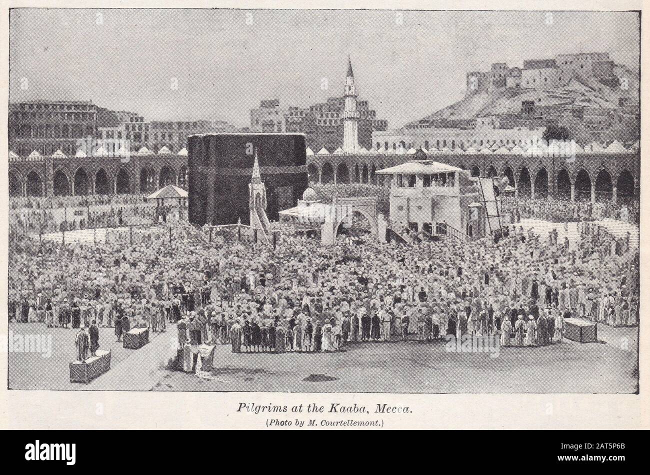 Photo noir et blanc vintage de Pilgrims à la Kaaba, la Mecque des années 1930 Banque D'Images