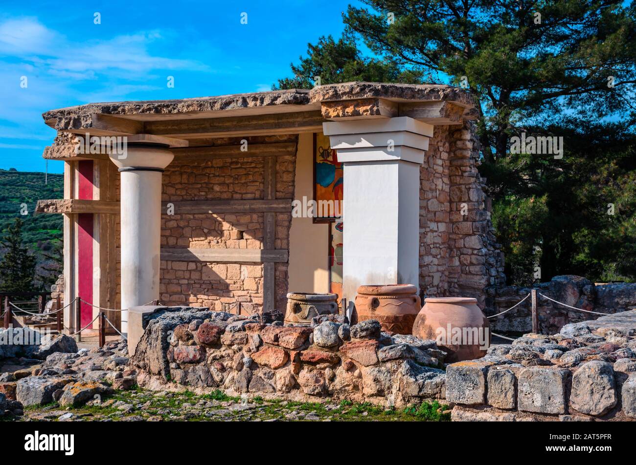 Vue sur les ruines du célèbre palais minoen de Knossos, le centre de la civilisation minoenne et l'un des plus grands sites archéologiques de Grèce. Banque D'Images