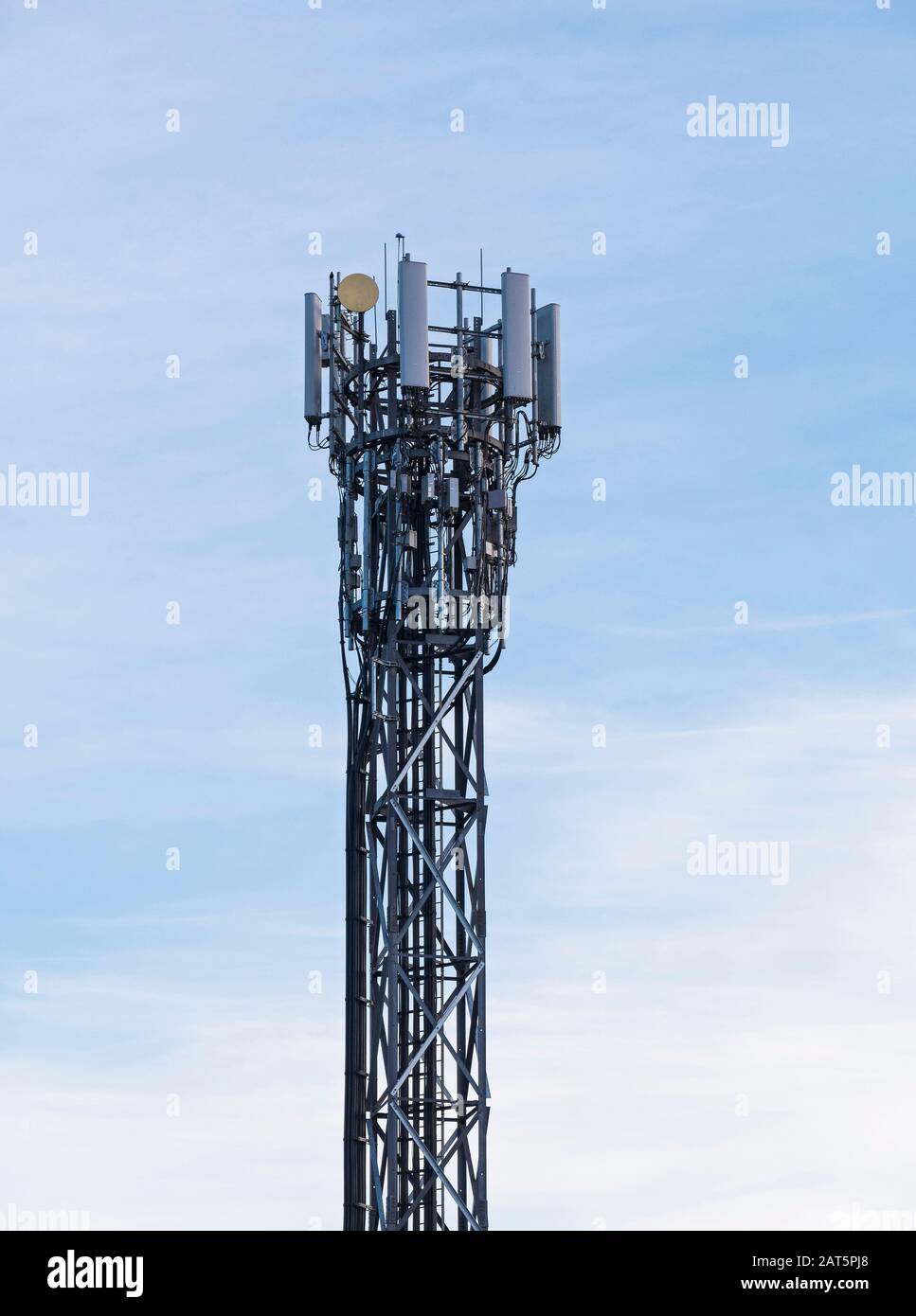 Tour cellulaire d'un mât de signal mobile au Royaume-Uni Banque D'Images