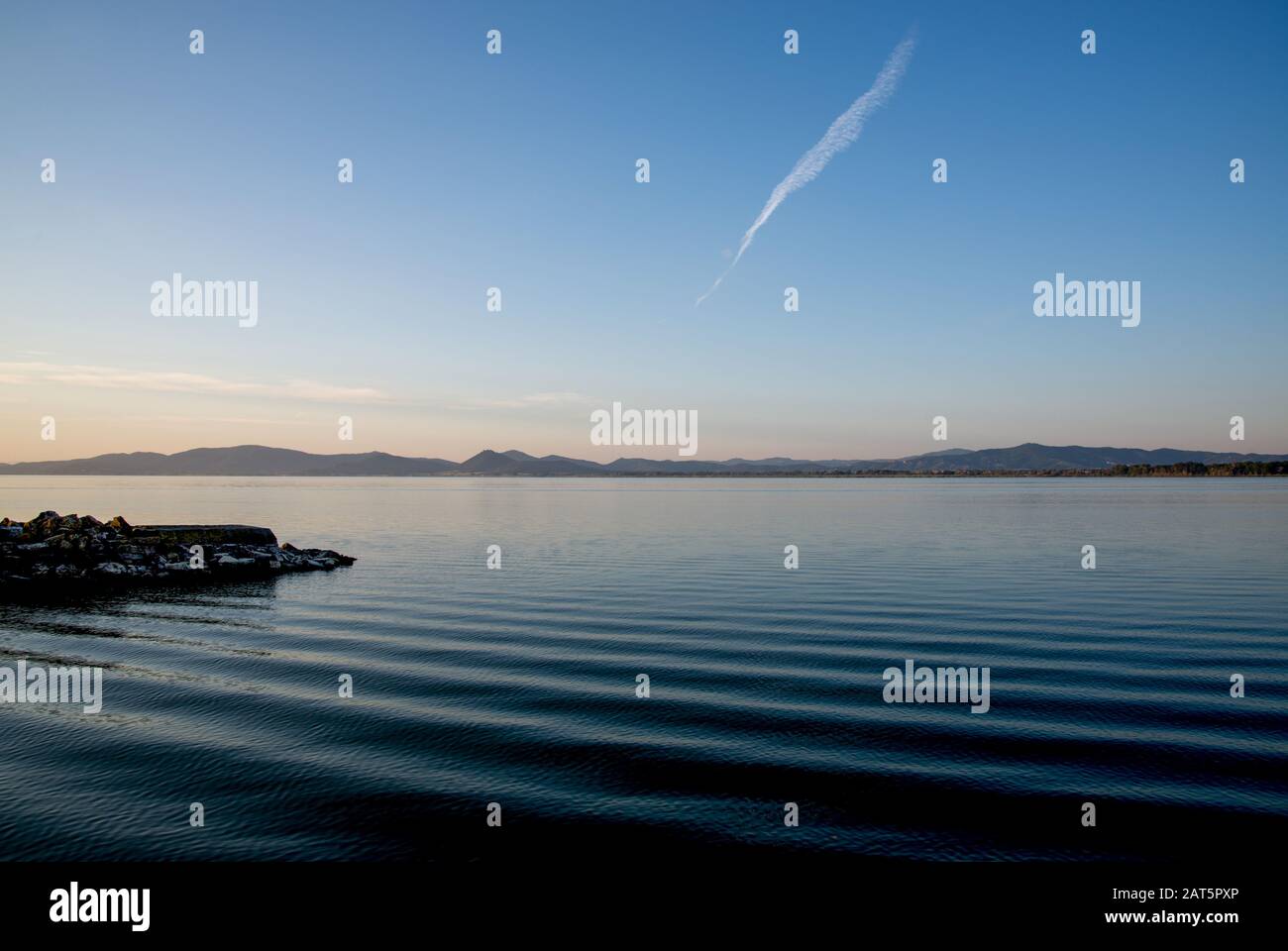 Lac Trasimeno, ripples à l'aube, Ombrie, Italie Banque D'Images