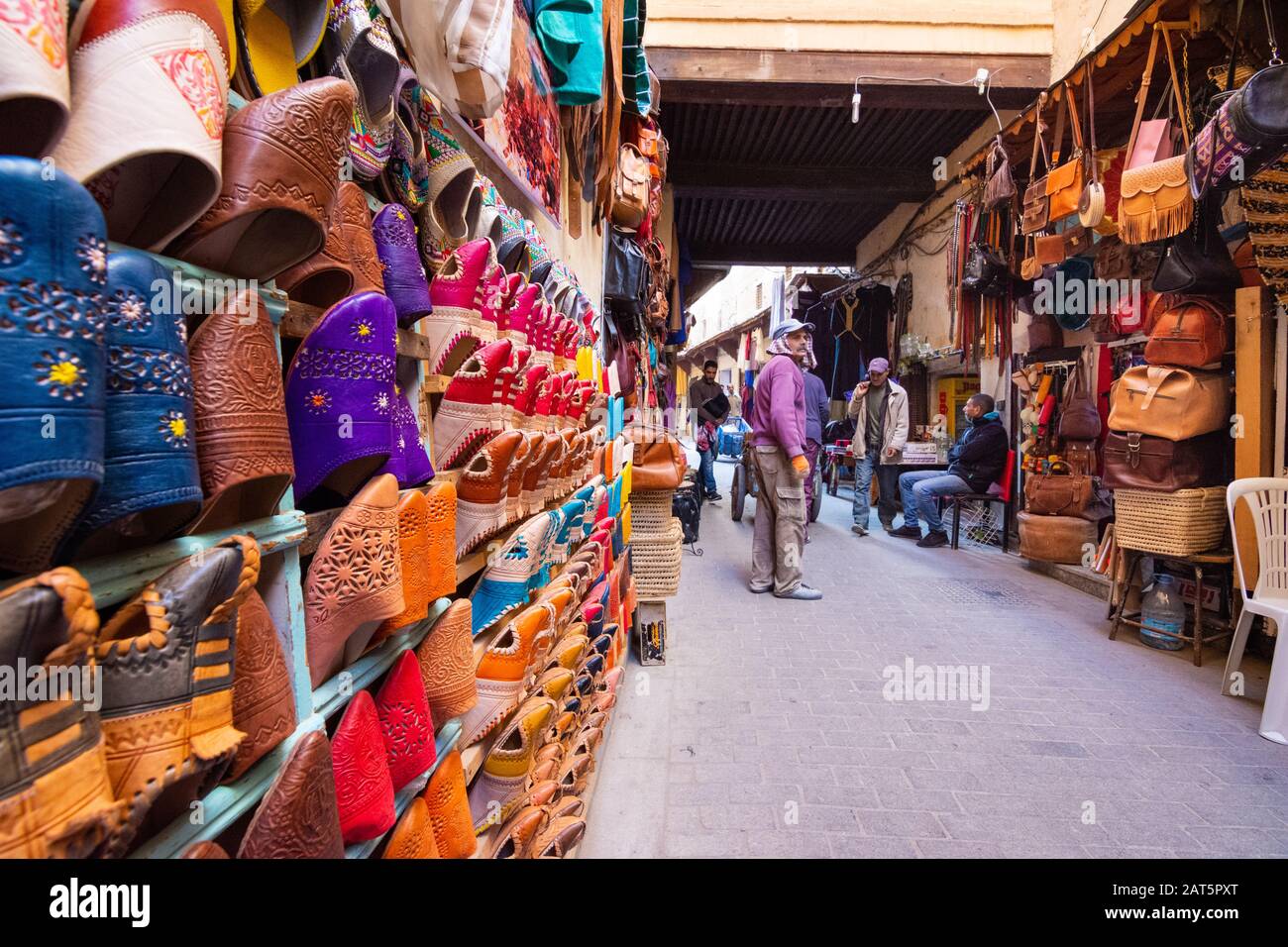 Marché marocain (souk) dans la vieille ville (médina) de Fes, Maroc Banque D'Images