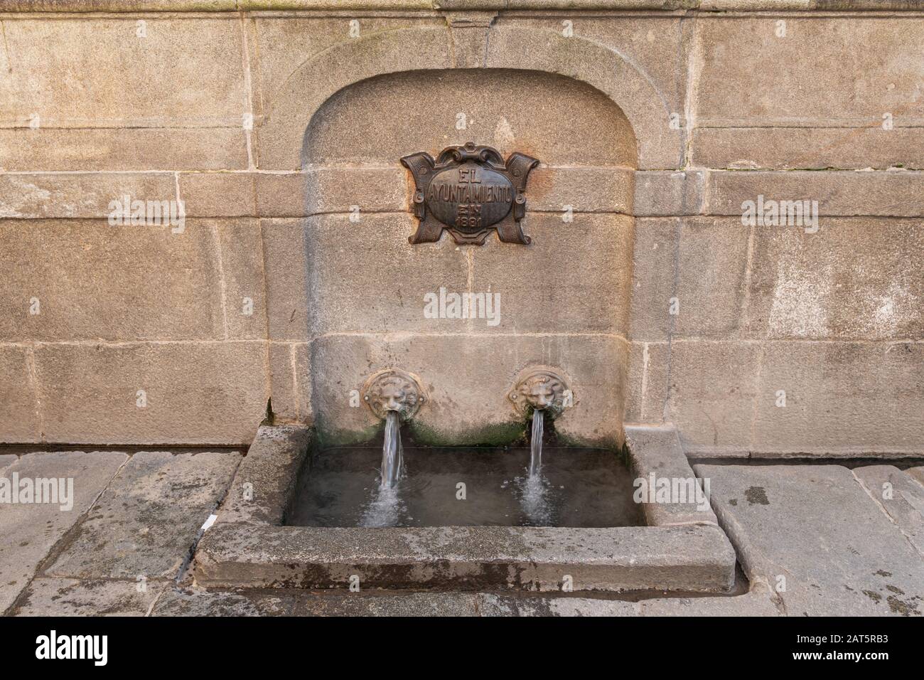 Eau chaude du ressort. Fontaine de la tête du lion versant de l'eau. Thermalisme . Caldas De Reis, Pontevedra, Espagne Banque D'Images