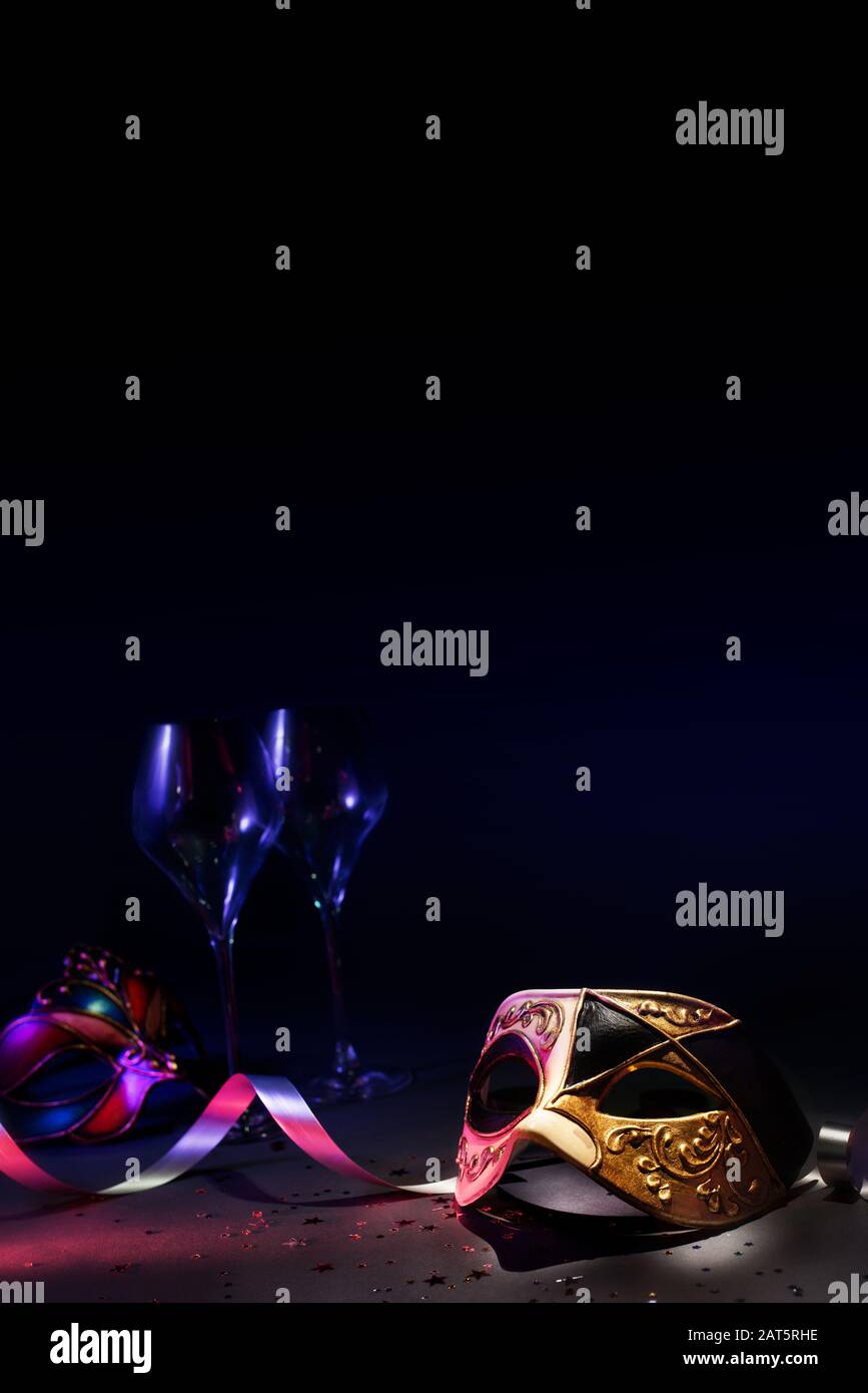 Masque de carnaval vénitien avec lunettes dans un environnement sombre, format poster Banque D'Images