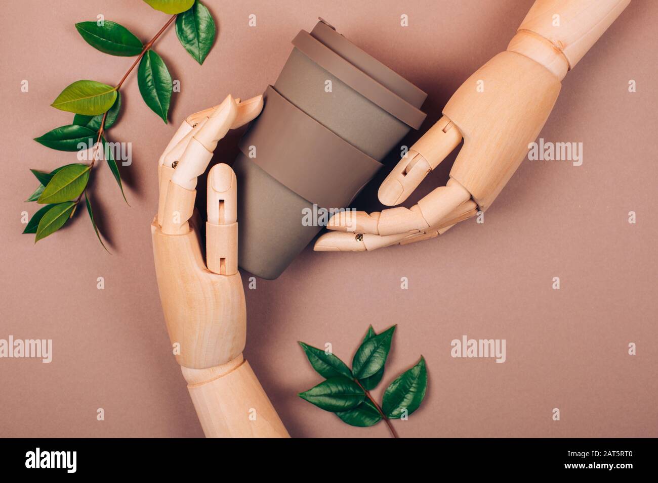 Main en bois réutilisables holding tasse de café. Concept de plastique et zéro déchets vivant Banque D'Images