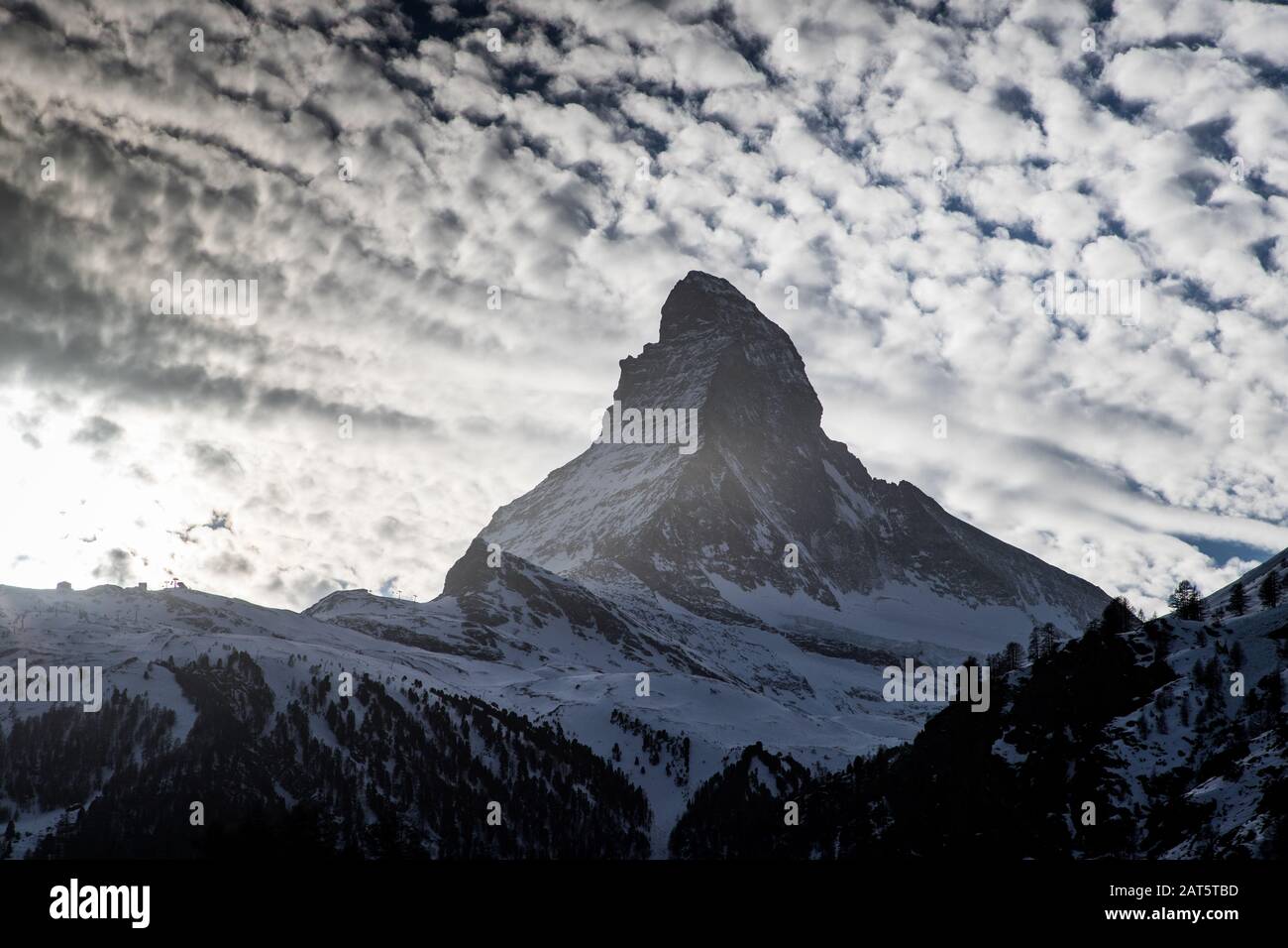 Vue sur Matterhorn par la fenêtre de l'hôtel à Zermatt Banque D'Images