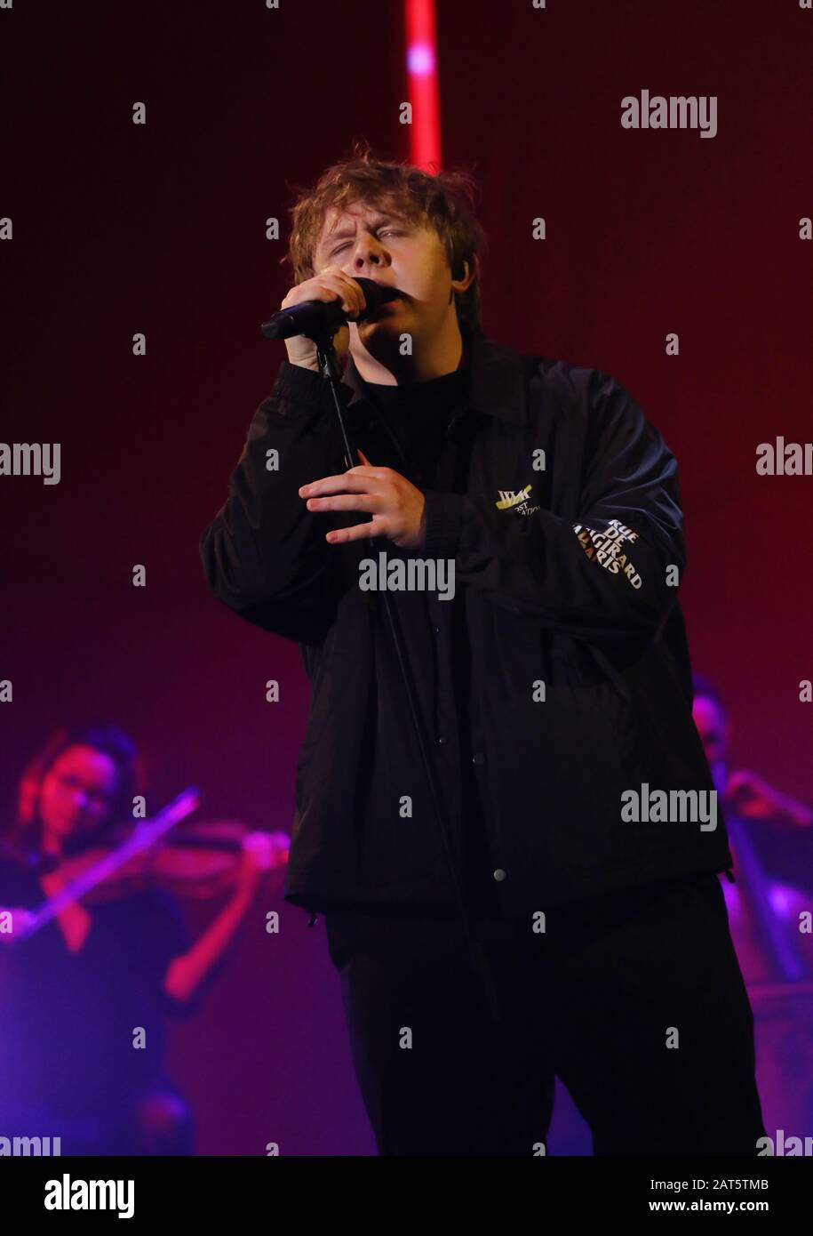 Lewis Capaldi se présente pendant le tournage du spectacle Graham Norton à BBC Studioworks 6 Television Center, Wood Lane, Londres, devant être diffusé sur BBC One vendredi soir. Banque D'Images