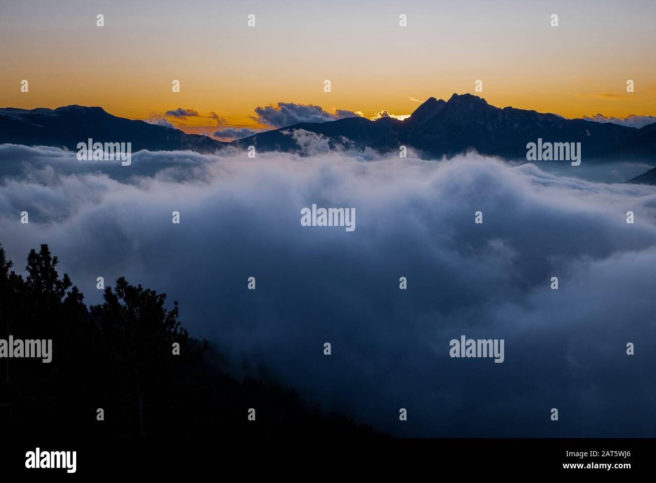 Pedraforca pic au-dessus de la mer de nuages au crépuscule. Parc Naturel De Cadi-Moixero. Catalogne. Espagne. Banque D'Images