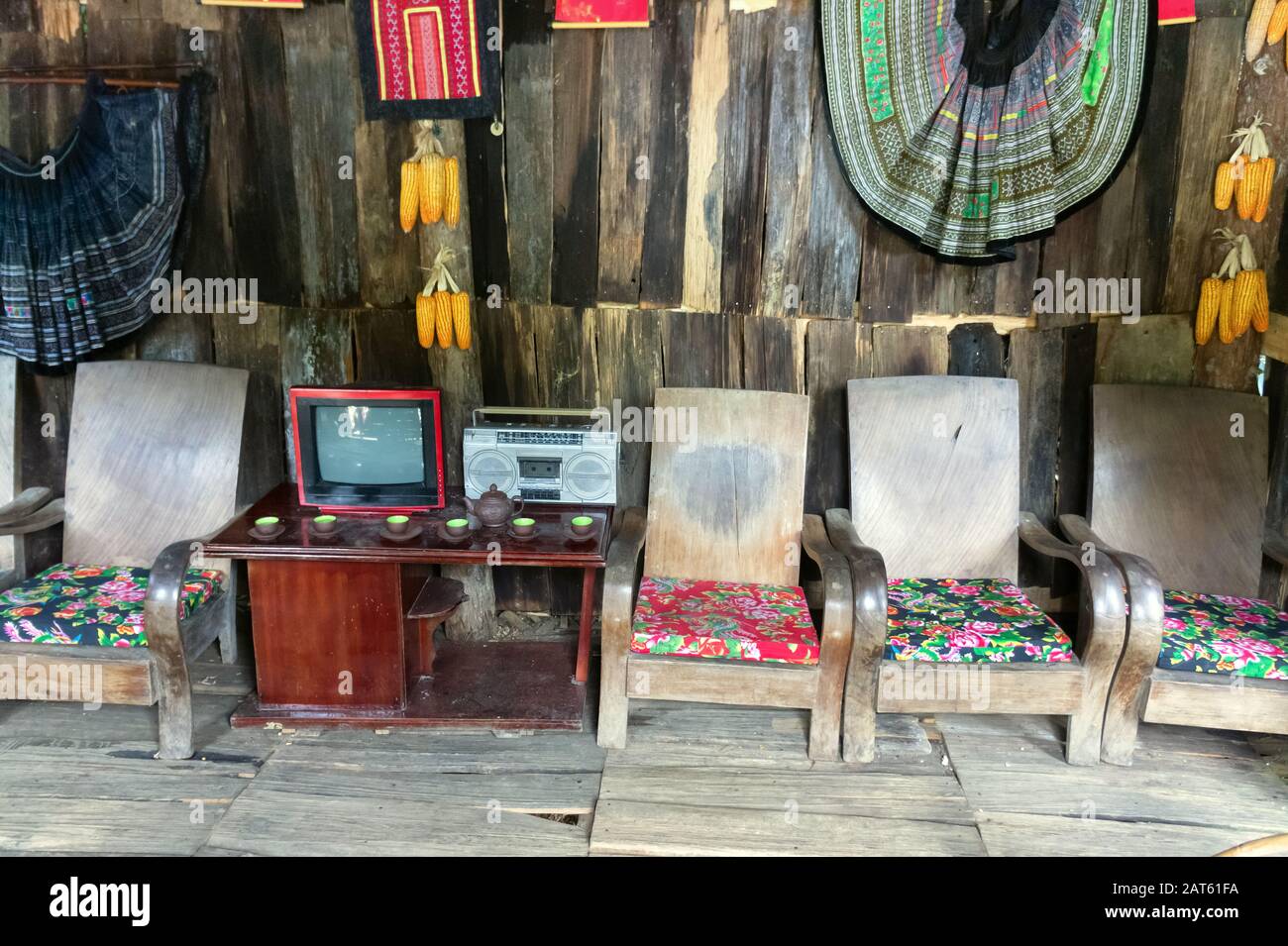 Intérieur rétro avec TV ancienne, magnétophone, chaises, fauteuils et table. Murs de planches, plancher de planche. Nostalgie. Nord Vietnam Banque D'Images