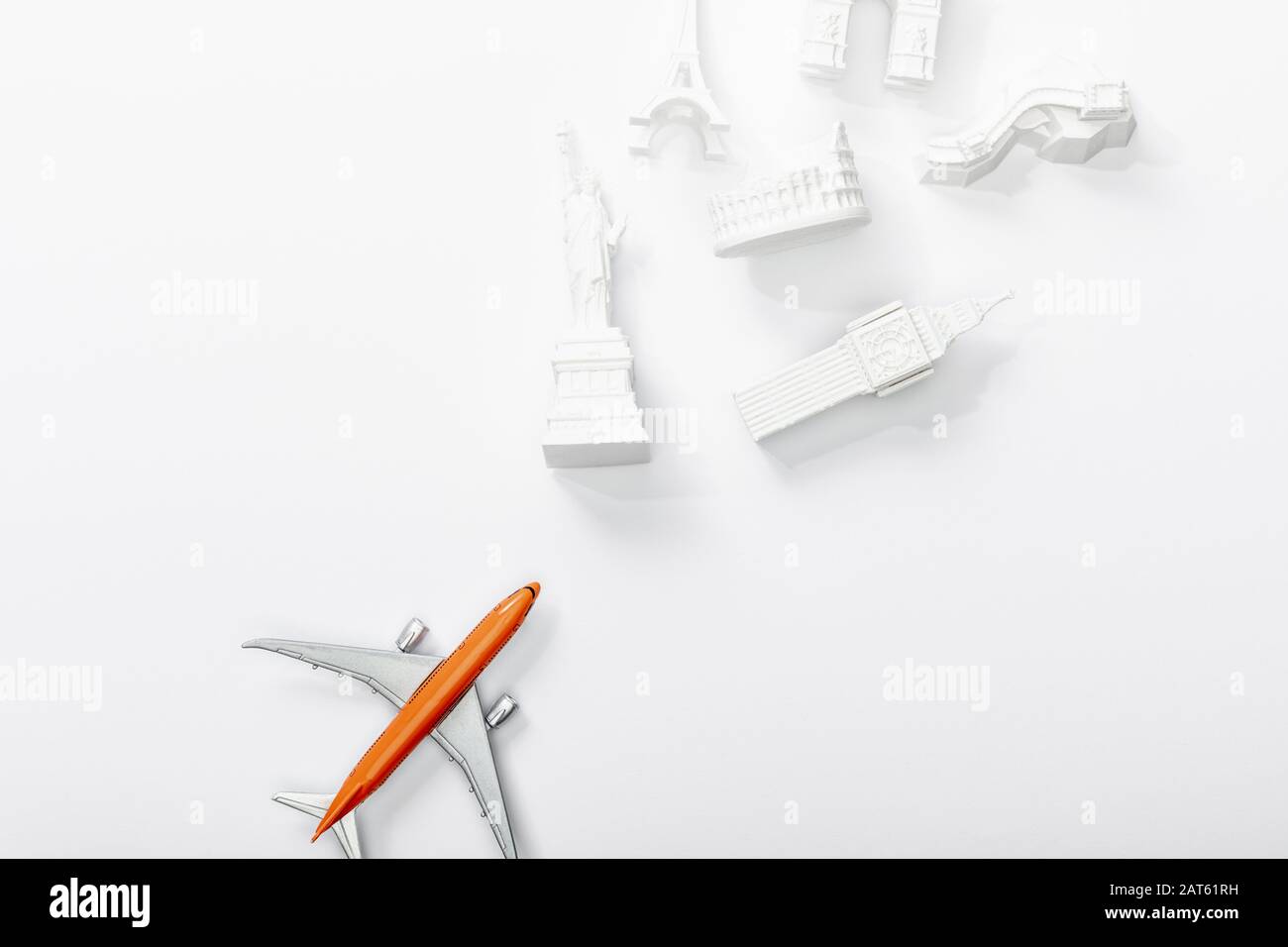 vue de dessus de petit avion près des figurines de différents pays isolés sur blanc Banque D'Images