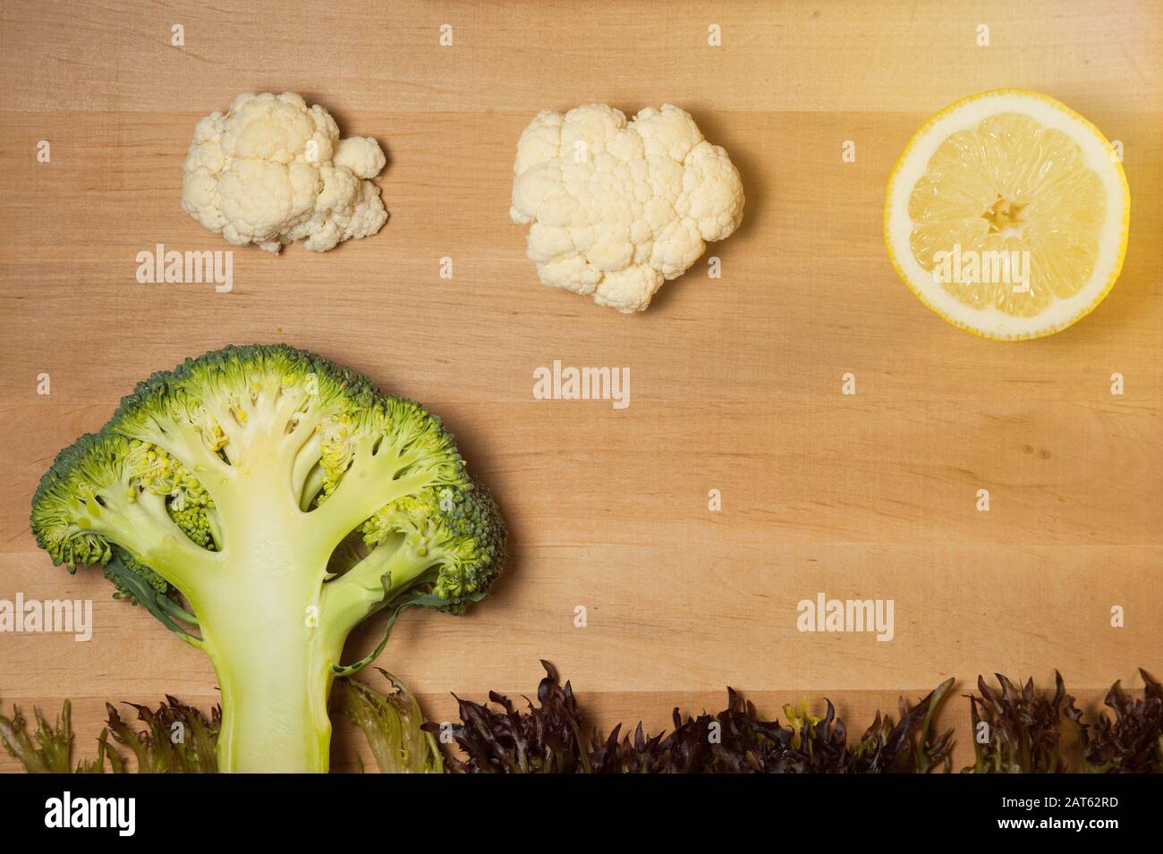 brocoli, chou-fleur sous forme de nuages et citron sous forme de soleil Banque D'Images