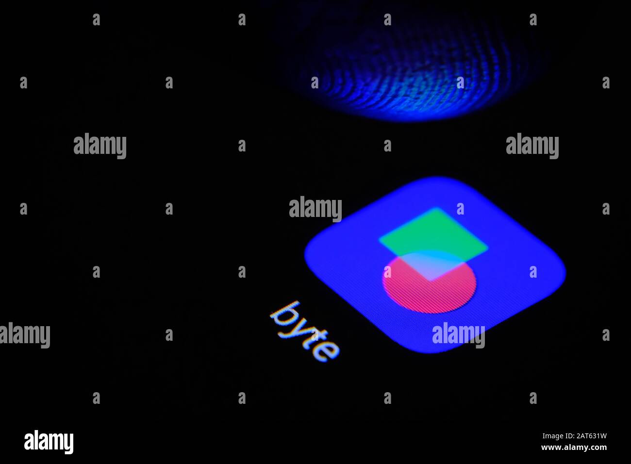 Icône de l'application BYTE sur l'écran tactile et doigt au-dessus. BYTE est une nouvelle plate-forme vidéo de réseaux sociaux. Banque D'Images