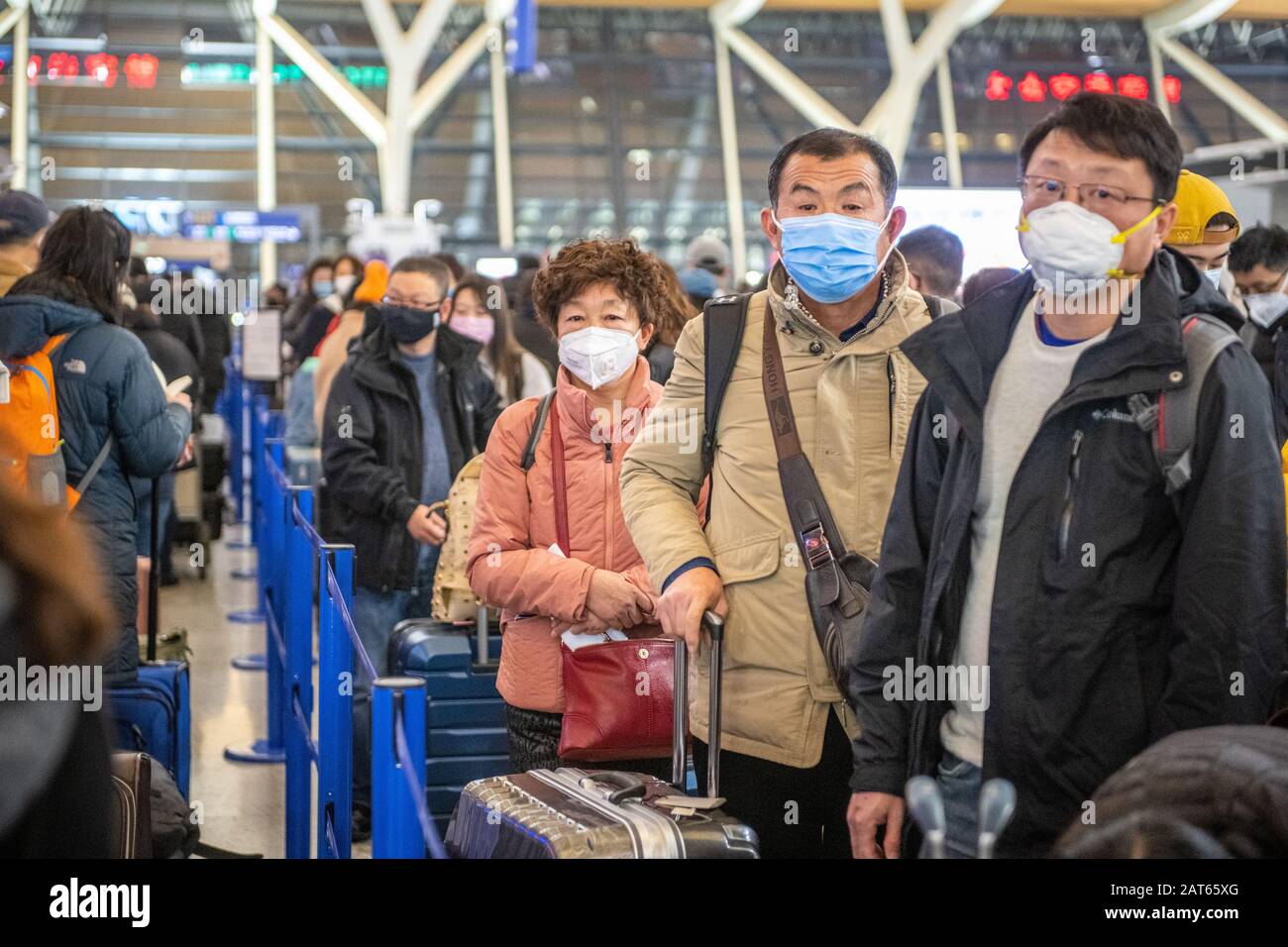 Shanghai, Chine, 28 janvier 2020, Les Personnes en ligne à l'aéroport portent des masques médicaux pour empêcher la passation de marché du Coronavirus Banque D'Images