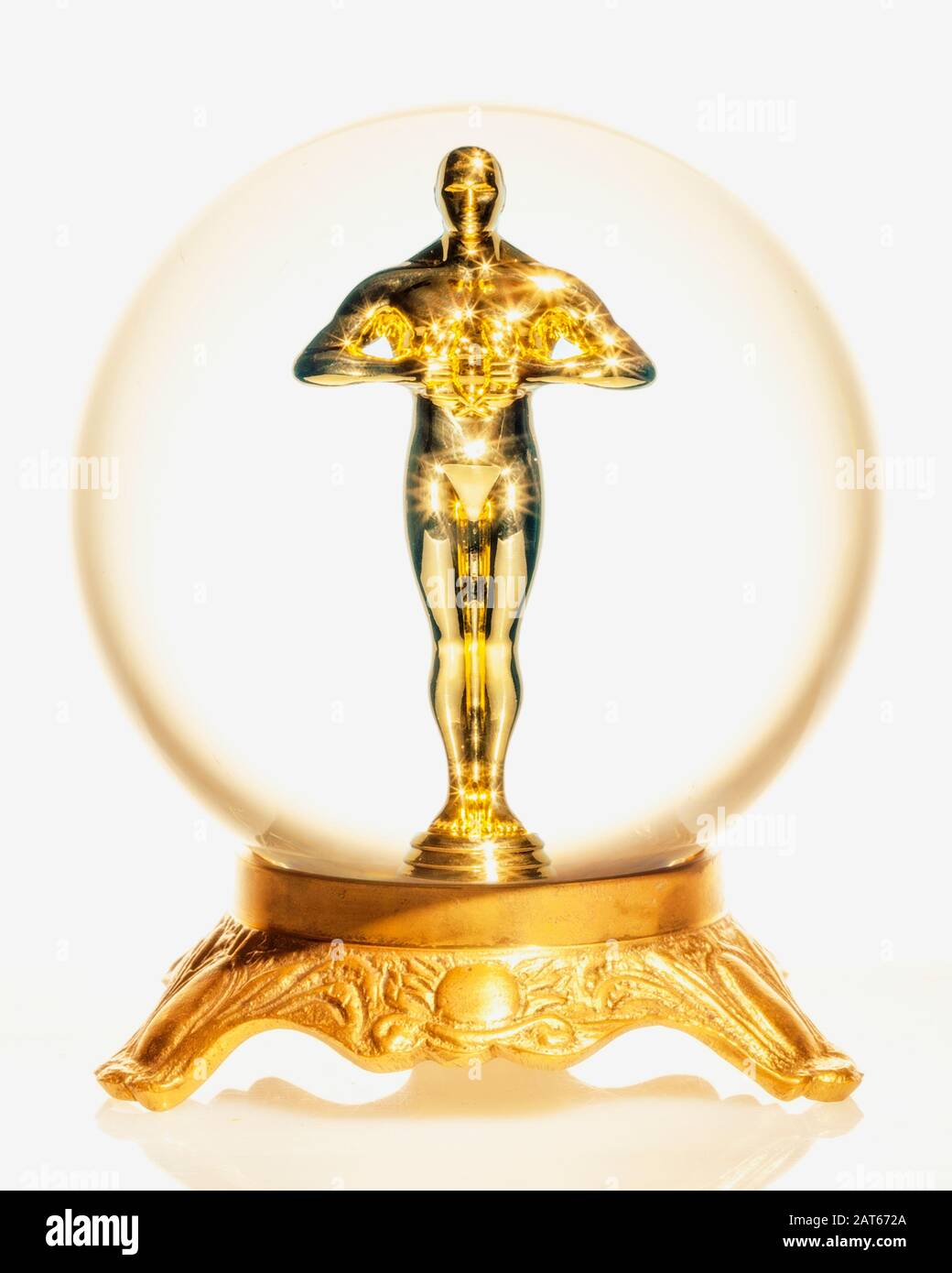 Une statue de style Oscar d'un homme debout à l'intérieur d'une boule de cristal Banque D'Images