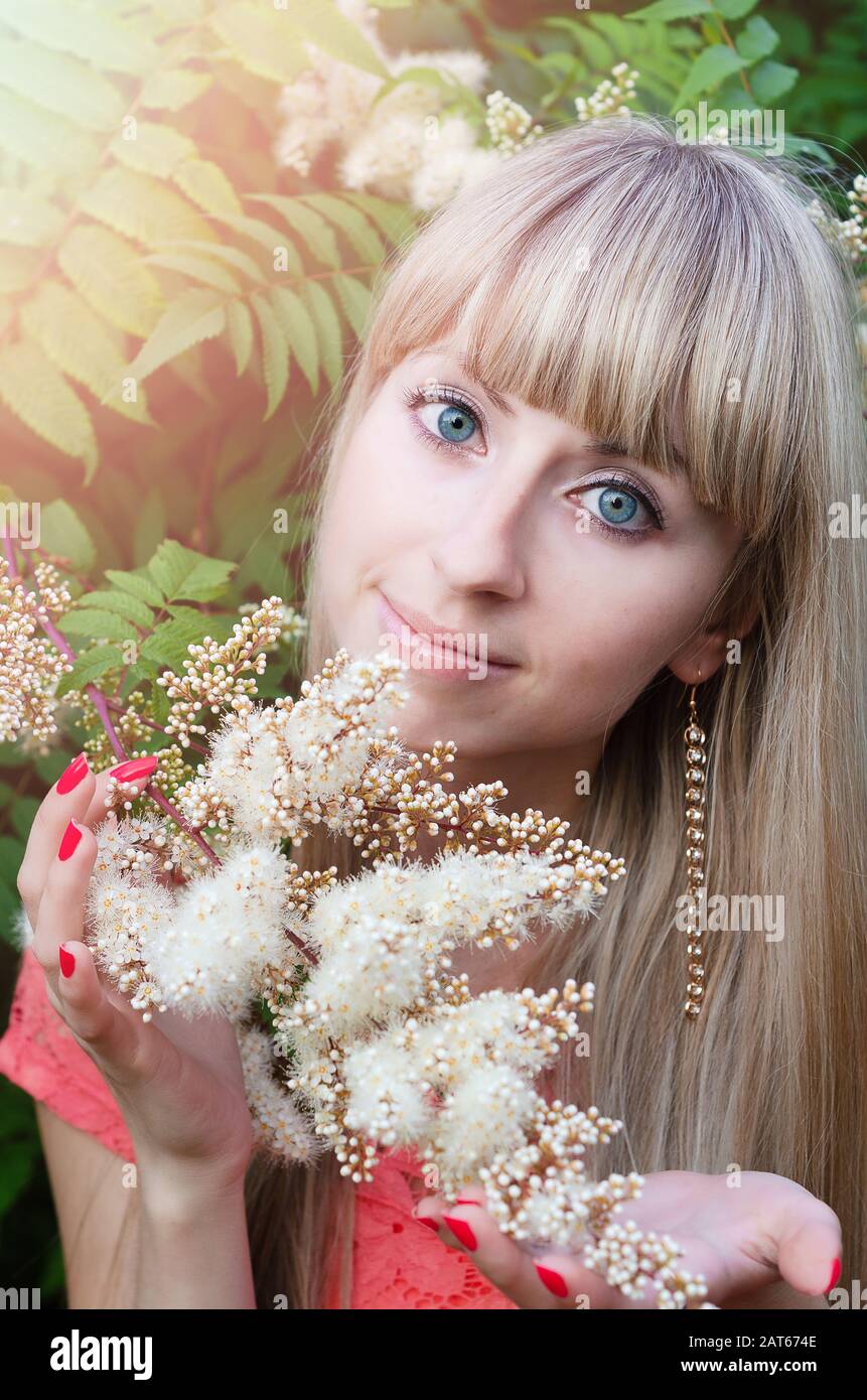 Belle fille dans un jardin de printemps fleuri Banque D'Images