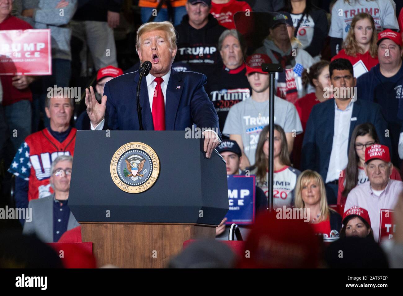 Le président Donald J. Trump s'adresse à une foule importante lors du rassemblement « Keep America Great » qui s'est tenu au Wildwoods Convention Center. Banque D'Images