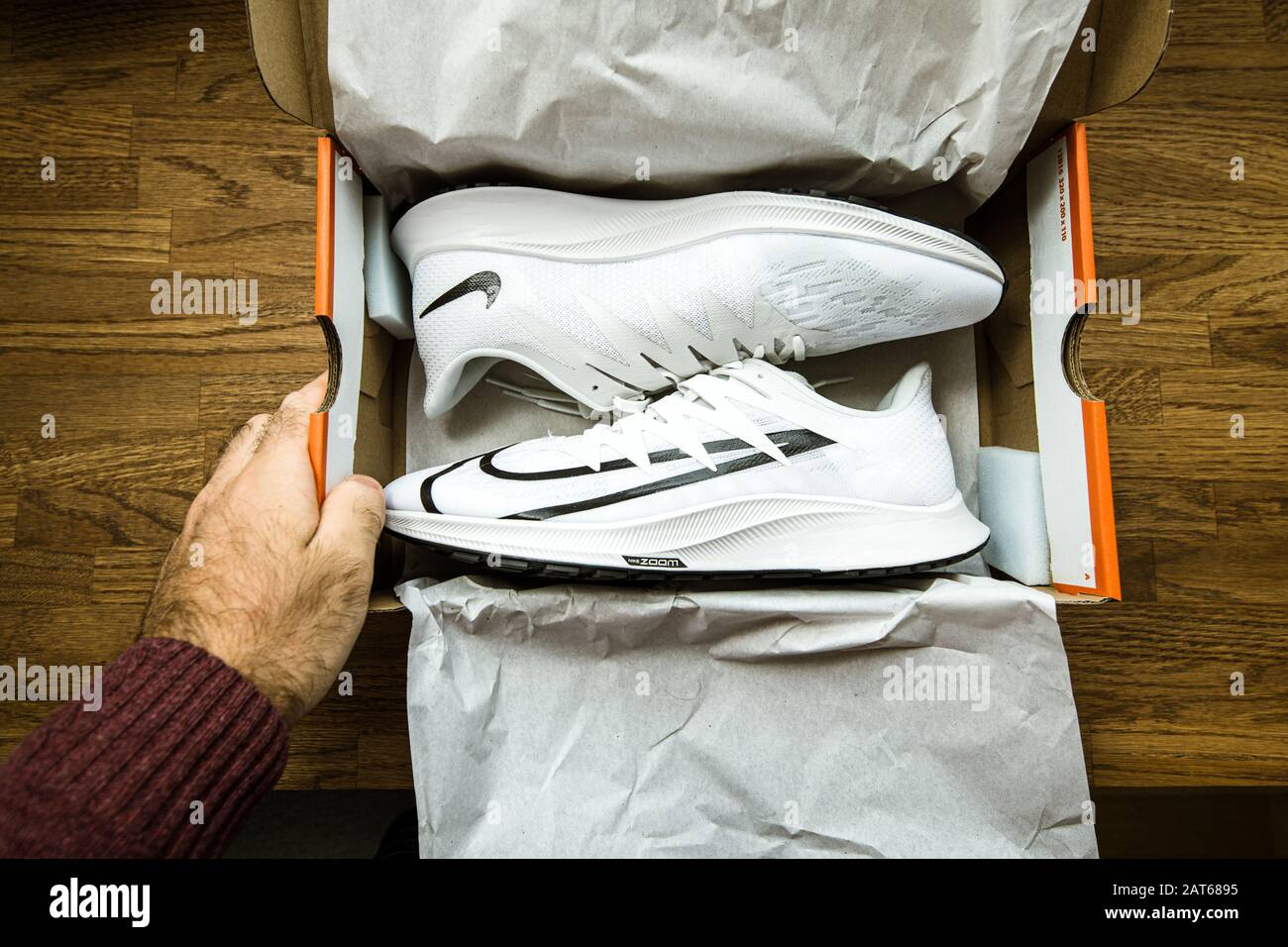 Paris, France - 23 septembre 2019 : boîte de transfert homme POV lors du  déballage de nouvelles paires de chaussures de course professionnelles  fabriquées par Nike Zoom Rival Fly pour femme Photo Stock - Alamy