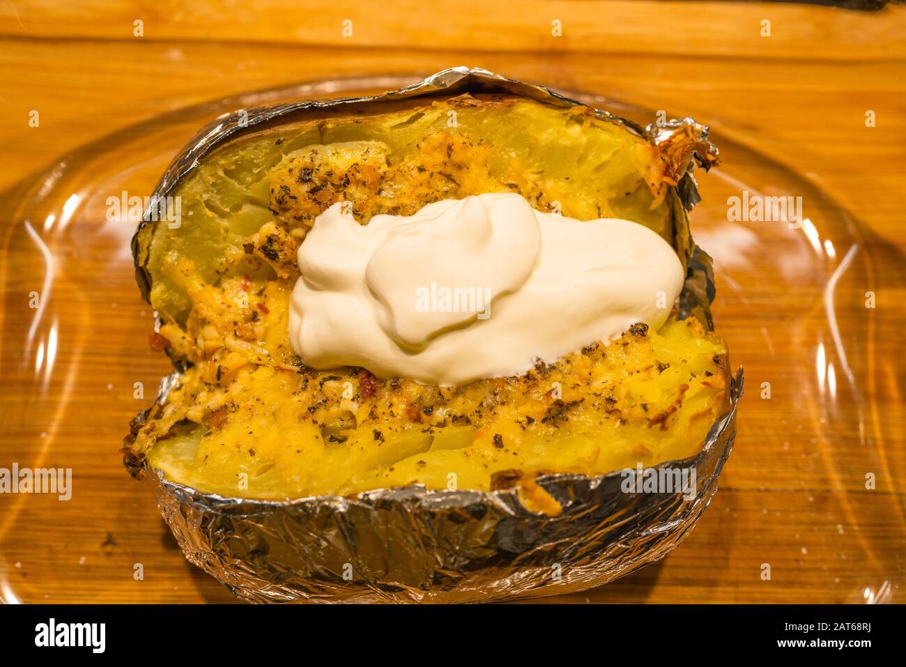 Potatoe cuit maison en feuille avec crème sure, foyer sélectif. Banque D'Images