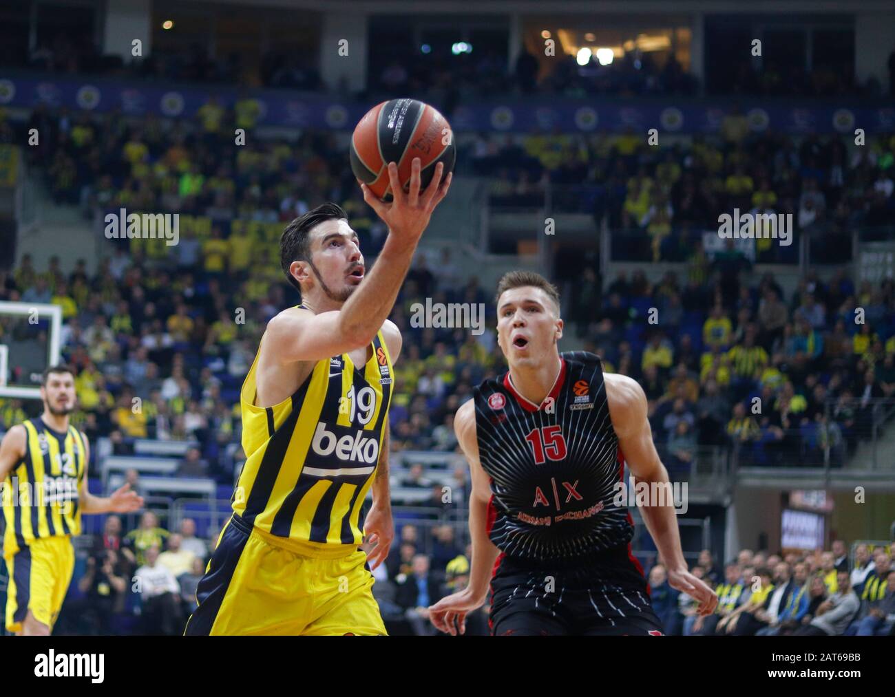 Istanbul / TURQUIE - 24 JANVIER 2020: Nando de Colo et Kaleb Tarczewski pendant l'Euroligue 2019-20 Round 21 jeu de basket-ball entre Fenerbahce et Olimpia Milano à l'Ulker Sports Arena. Banque D'Images