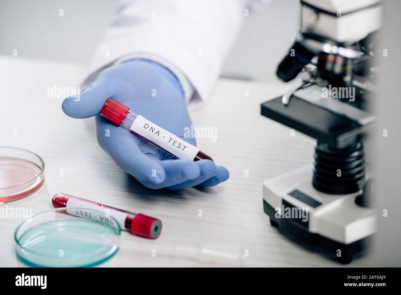 vue rognée d'un consultant en génétique tenant un tube à essai avec test d'adn Banque D'Images