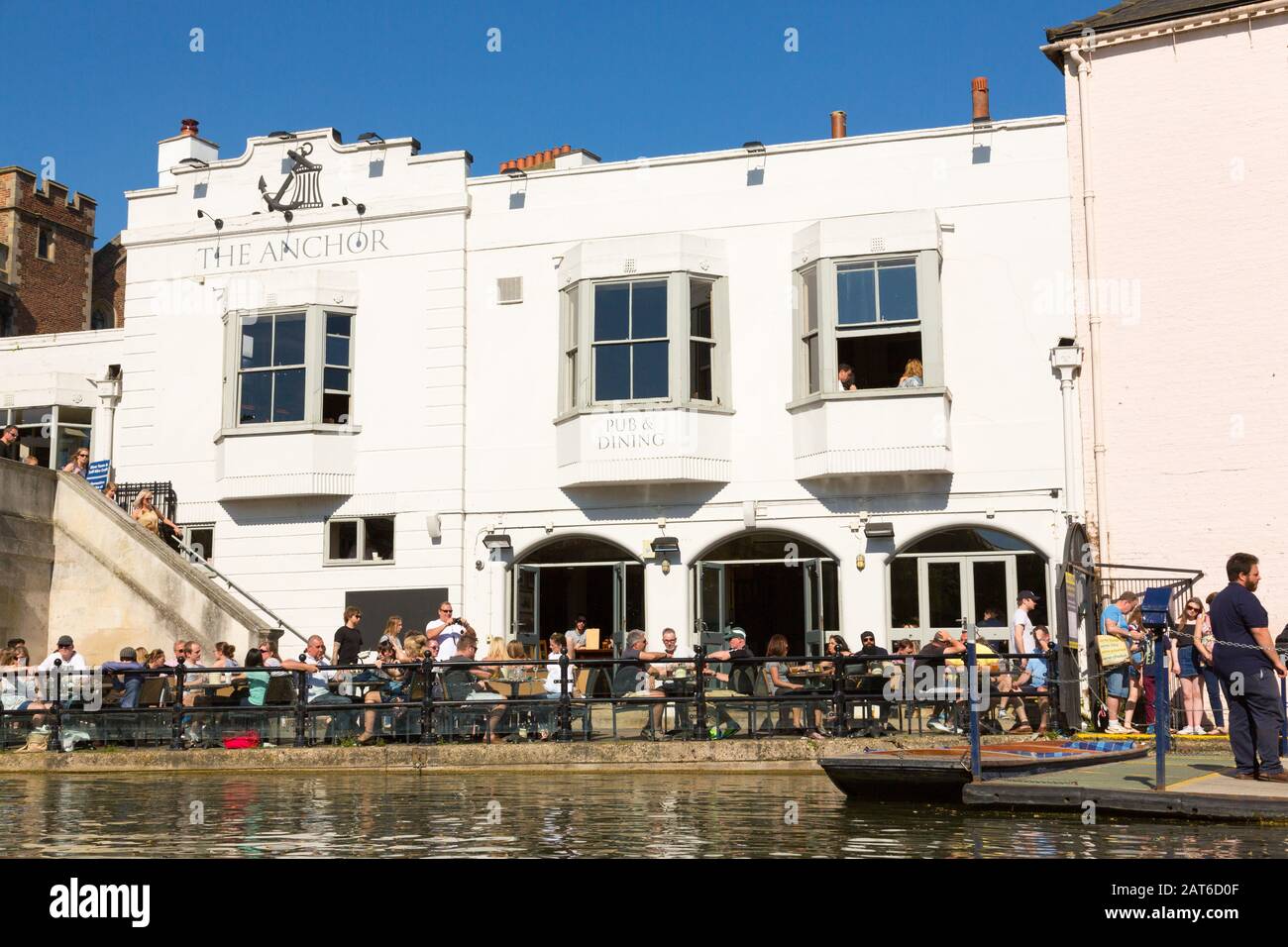 Les visiteurs du pub Anchor boivent et mangeaient à côté de la River Cam à Cambridge, au Royaume-Uni Banque D'Images