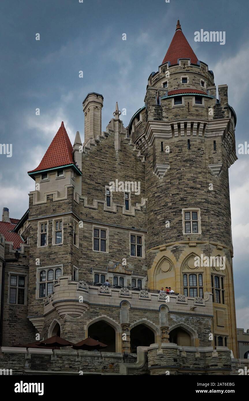 Toronto, CANADA - 06 20 2016 : édifice Casa Loma devant un ciel sombre et nuageux. Casa Loma est un bâtiment gothique de style château de Revival qui est devenu l'un des Banque D'Images