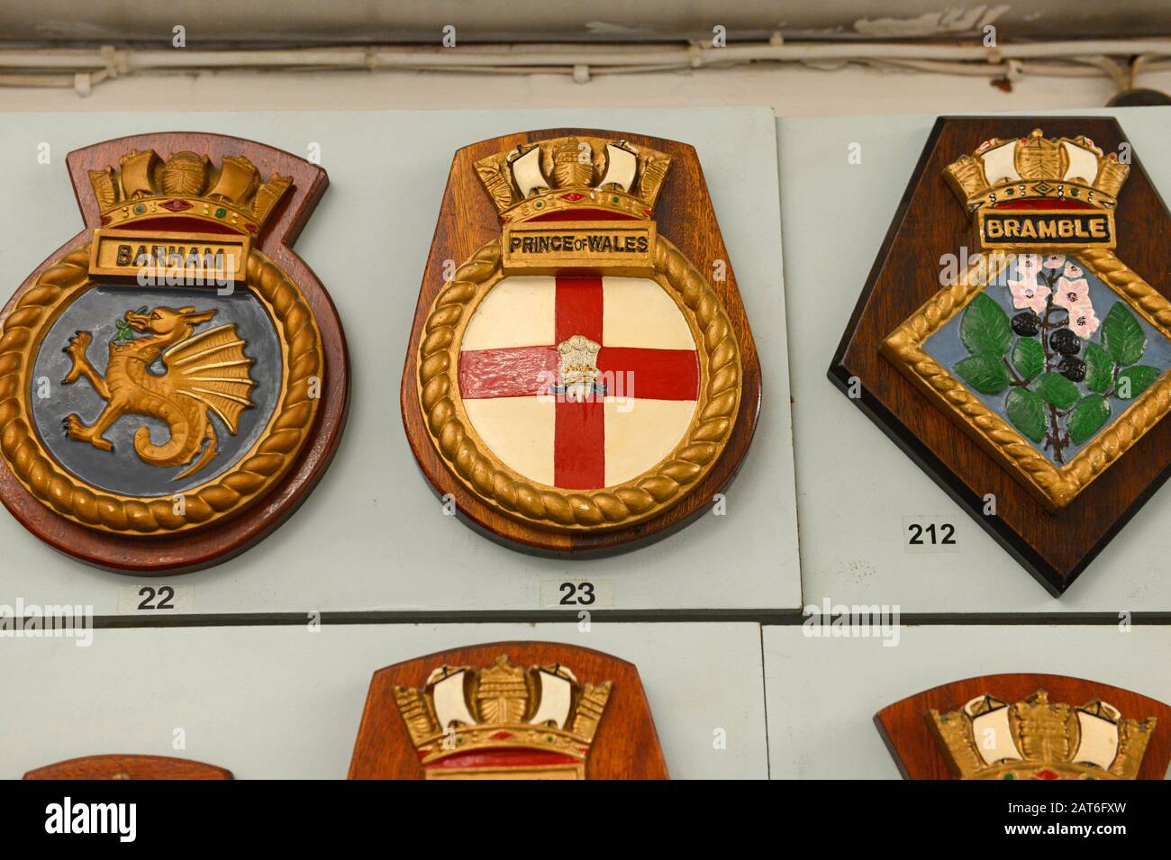 Exposition de nombreux insignes de navires de la Marine royale au musée Nothe fort, Weymouth, Dorset, Royaume-Uni Banque D'Images