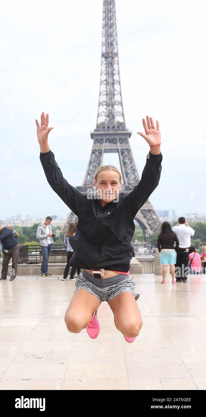 Melbourne, Australie. 29 janvier 2020. MELBOURNE PARK AUSTRALIAN OPEN DAY 11 30/01/20 PARIS, FRANCE, JUIN 2014, AMERICAN JUNIOR TENNIS STAR SONYA KENIN SAUT ENCADRÉ DANS LA TOUR EIFFEL AU TROCADÉRO PENDANT LES CHAMPIONNATS DE TENNIS JUNIOR ROLAND GARROS. Photo International Sports Fotos Ltd Crédit: Roger Parker/Alay Live News Banque D'Images