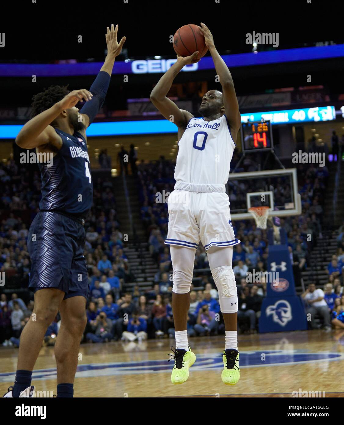 Newark, New Jersey, États-Unis. 30 janvier 2020. Seton Hall Pirates Guard Quincy McKnight (0) pousses sur Georgetown Hoyas garde Jagan Mosely (4) pendant une action de basket-ball pour hommes de la NCAA entre les Pirates du Seton Hall et les Hoyas de Georgetown au Prudential Center de Newark, New Jersey. Seton Hall Défait Georgetown 78-62. Duncan Williams/Csm/Alay Live News Banque D'Images