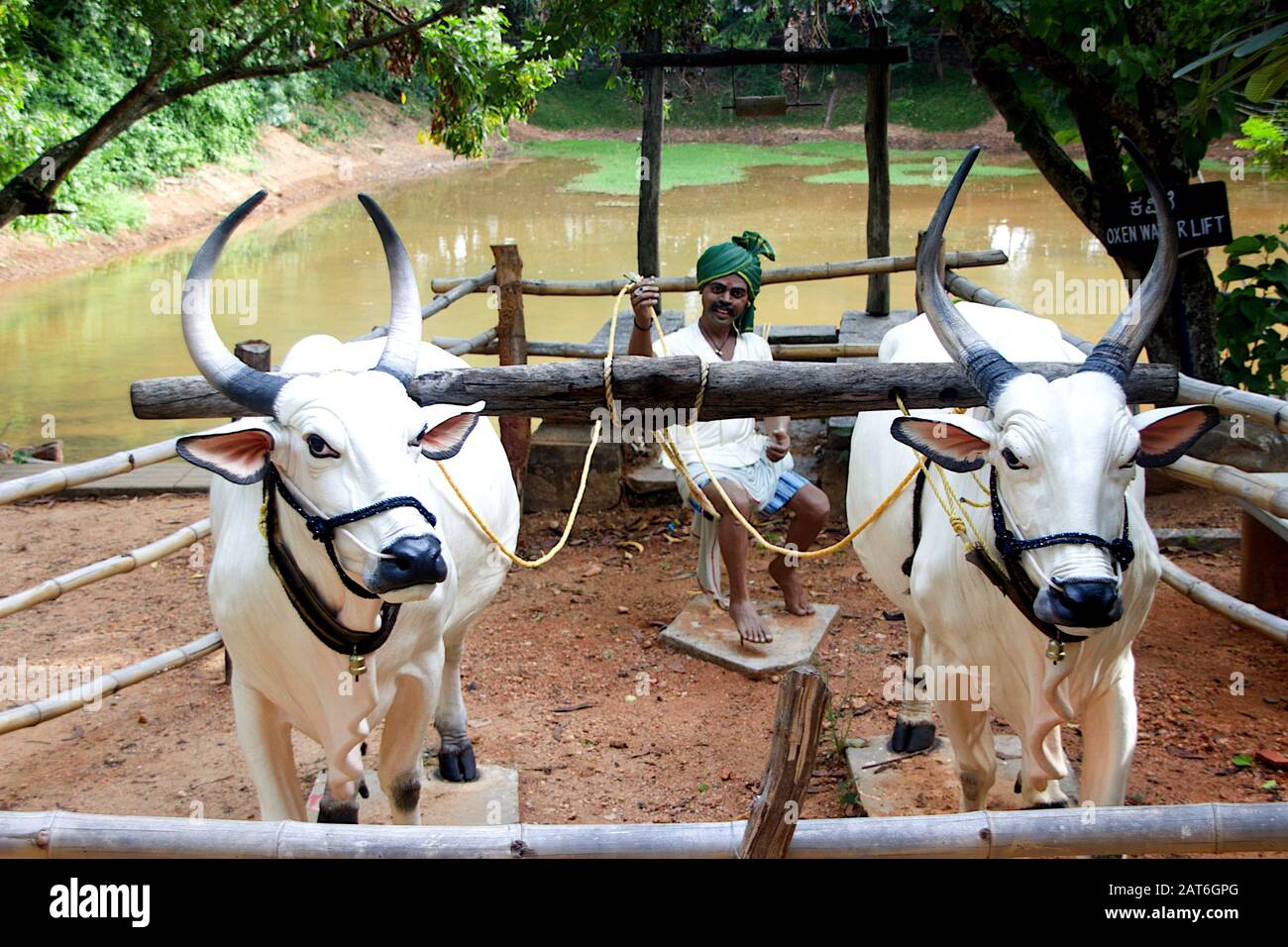 Sculpture de l'homme utilisant des taureaux pour l'irrigation au musée d'art folklorique Janapada Loka près de Ramangara, Karnataka, Inde, Asie Banque D'Images