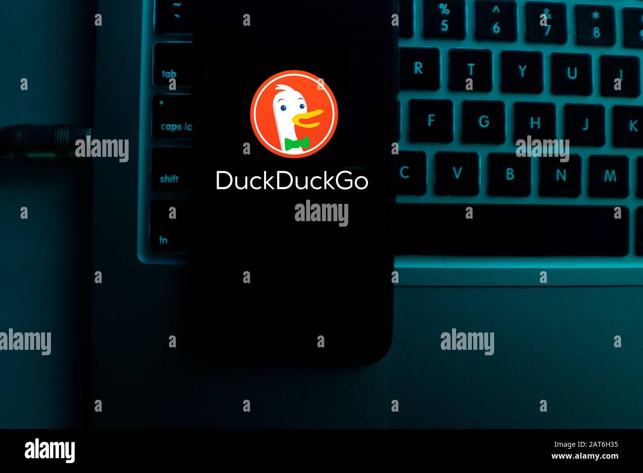 Gros plan détaillé d'un écran de smartphone affichant le logo DuckDuckGo DuckGo Duck et l'interface de recherche. Cette image éditoriale illustre le d croissant Banque D'Images
